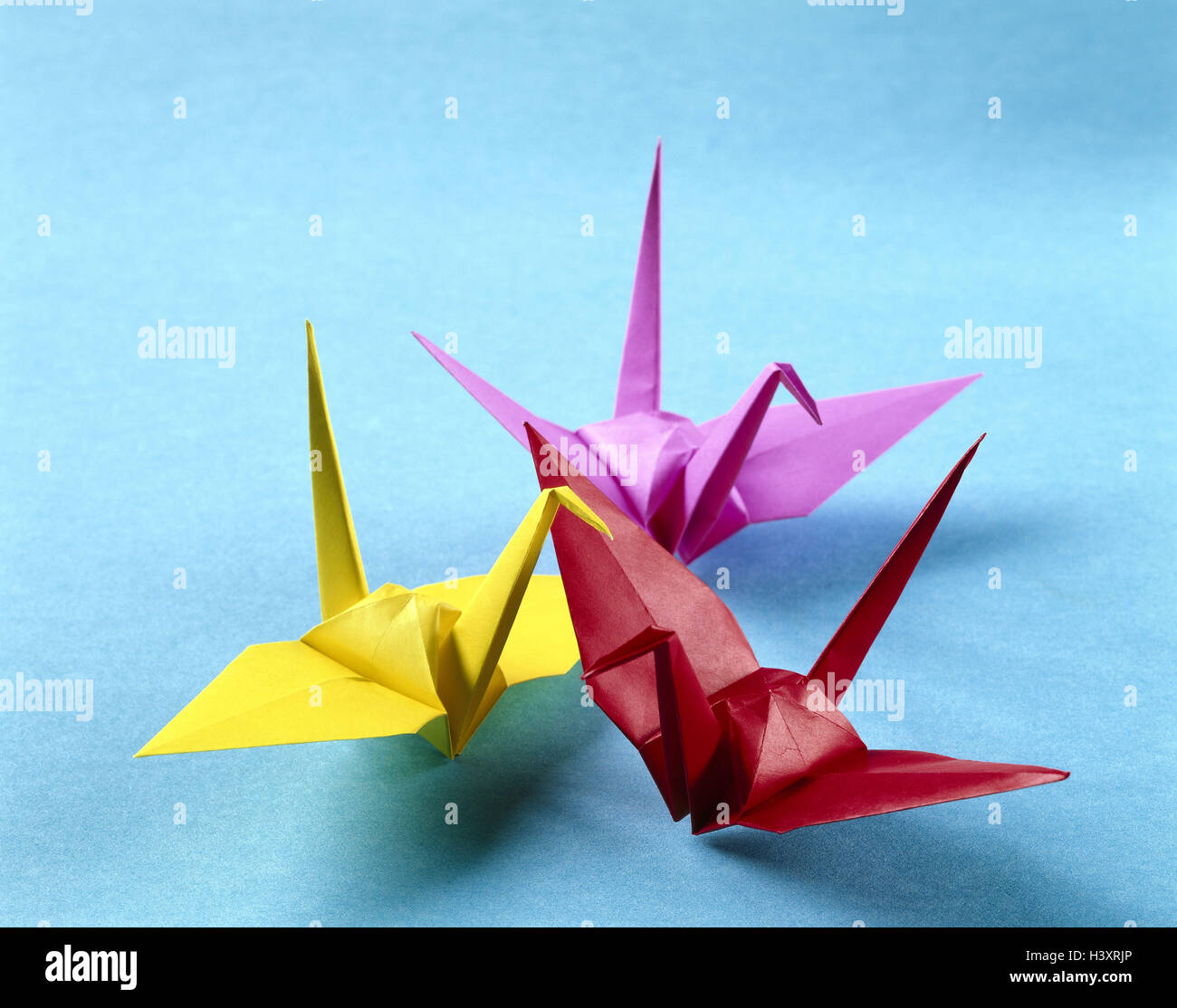 L'origami, art japonais du pliage de papier, d'animaux, d'oiseaux, de  couleurs vives, le Japon, l'art, des figures, des personnages mythiques,  trois, pleines, plier, pliage art, les compétences, l'art de pliage du  papier,