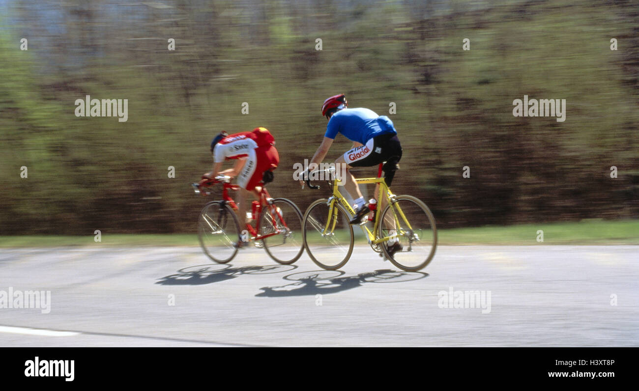 Country Road, course cycliste, sport, cyclisme, course, radian, deux hommes, l'un après l'autre, lees, casque de vélo, course cycliste, a aidé à tirer Banque D'Images