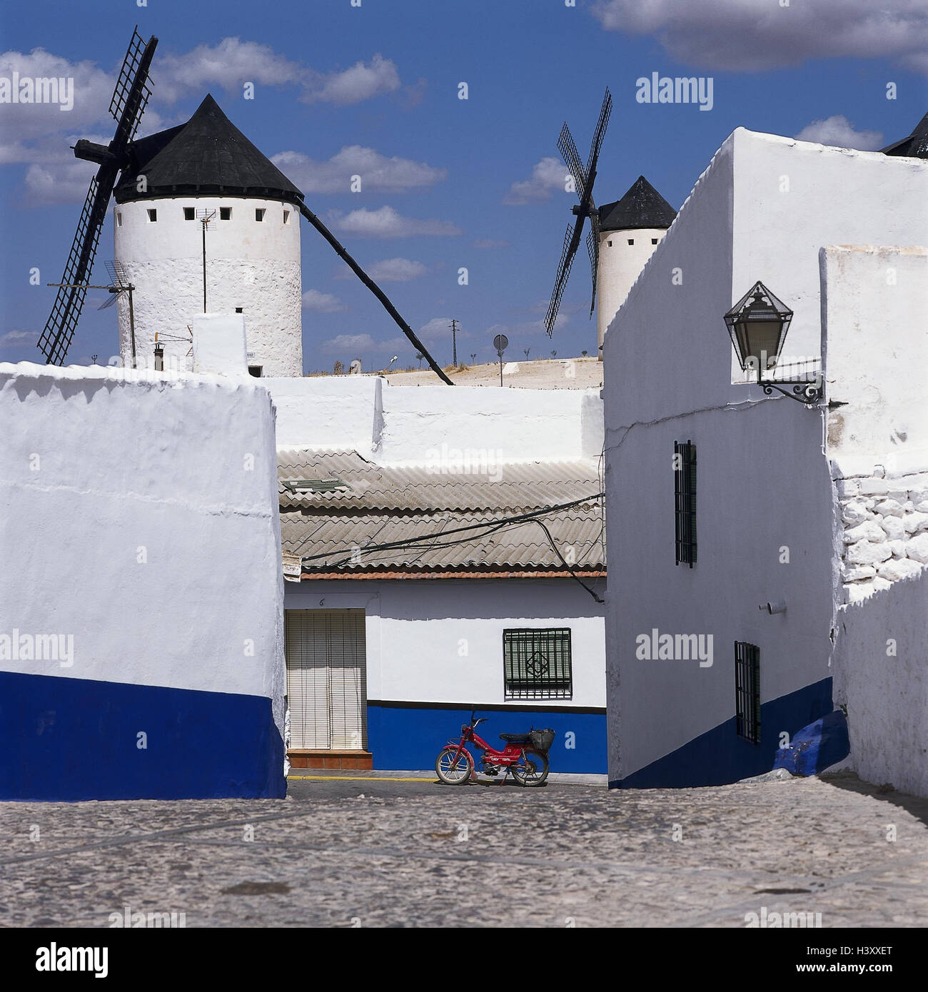 L'Espagne, de Castille, Campo de Criptana, Lane, moulins à vent, vue, vue locale, moulin Banque D'Images