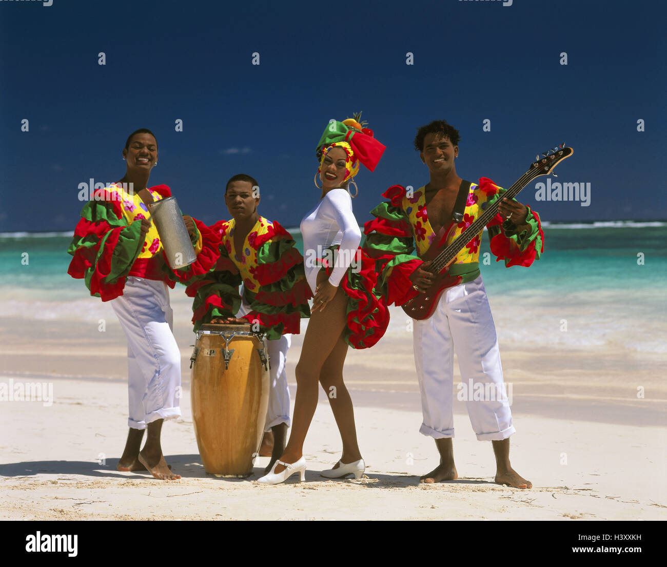 La République dominicaine, Punta Cana, Bavaro Beach Resort, plage de sable, musicien, danseur, geste, plage, sable, homme, femme, costume, tambour, musique, musicien, chanteur, musicien, tourisme, instruments, instruments de musique Banque D'Images