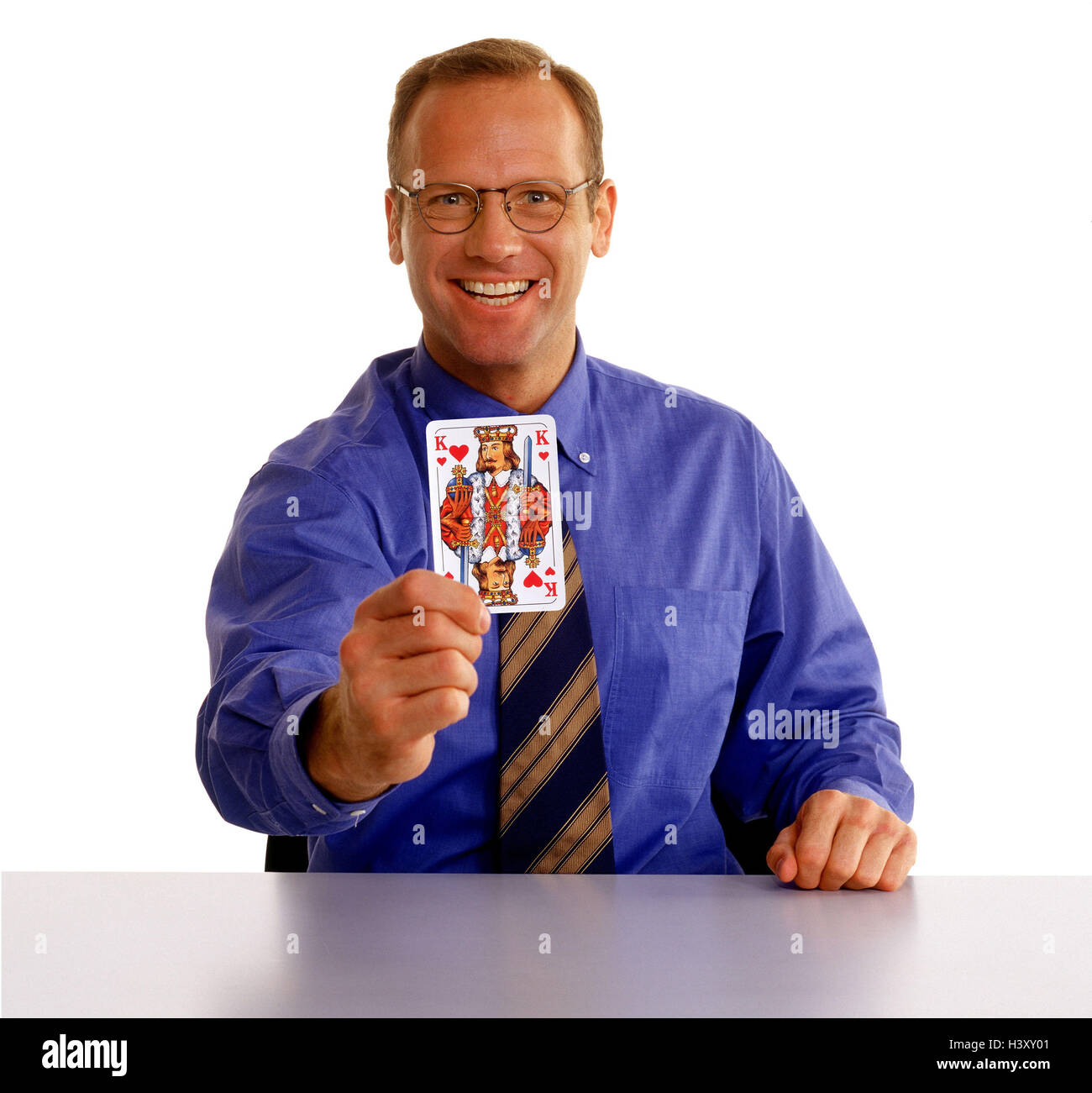 L Homme Lunettes Chemise Cravate Carte A Jouer Coeur Point Roi La Joie Les Hommes D Affaires Manager Studio Cut Out Carte Carte De Jeux Trump Atout S Asseoir Icone Succes Triomphe Photo Stock