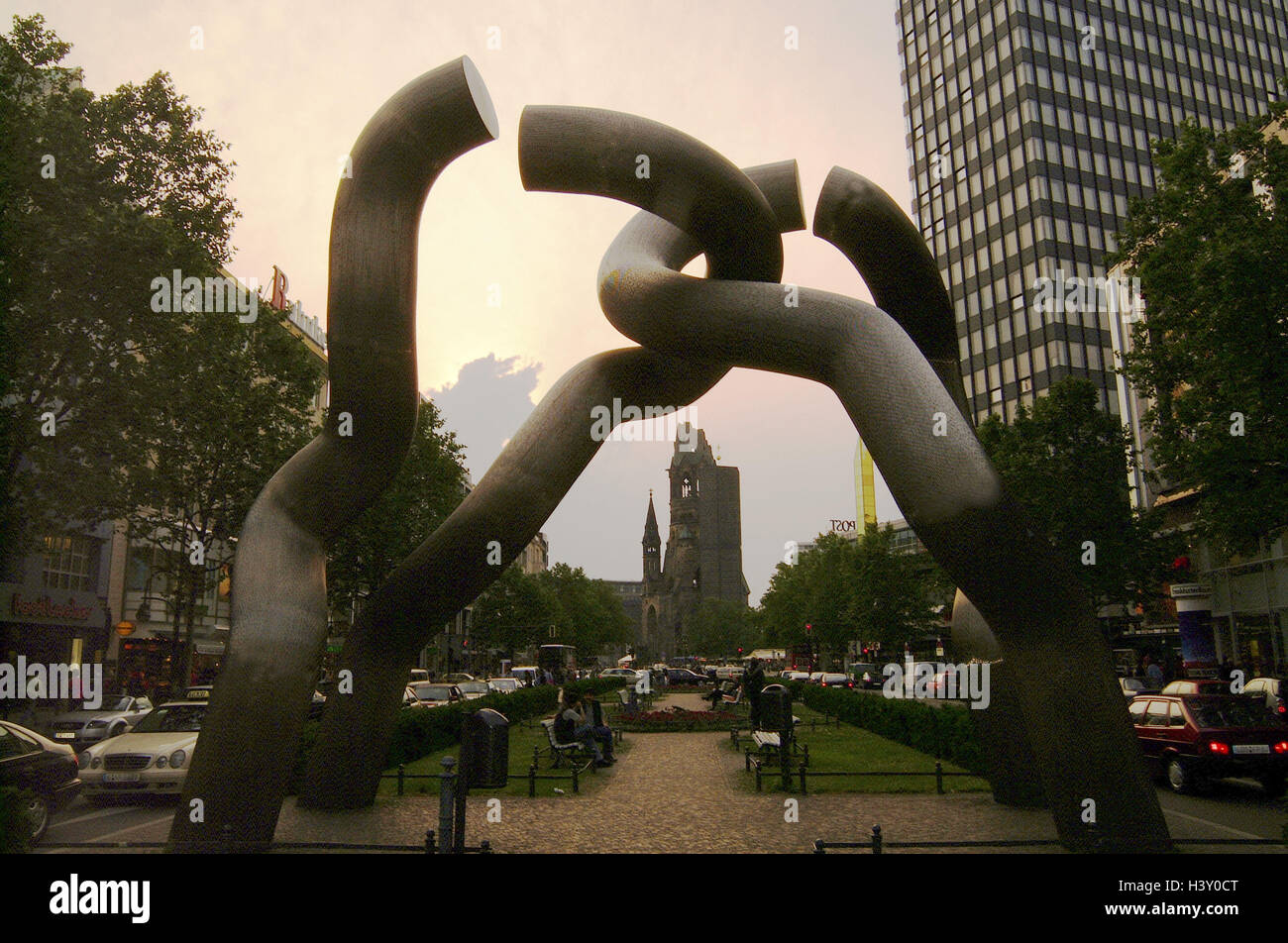 Allemagne, Berlin, Tauentzienstrasse, Sculpture 'Berlin', Imperial Wilhelm-église de la mémoire, l'humeur du soir capital, monument, sculpture, monument de Berlin, le plastique, l'artiste Brigitta et Martin Matschinsky-Denninghoff, parc, église, église, art, culture, monument, Banque D'Images