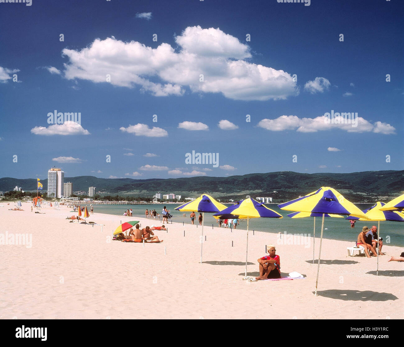 La Bulgarie, plage solaire, baigneurs, au Sud-Est, Europe, Slantchev Briag, station balnéaire, plage de sable, plage, parasols, tourisme, Tourisme, vacances, loisirs, repos, plage, bain solaire maison de vacances, d'été, à l'extérieur Banque D'Images