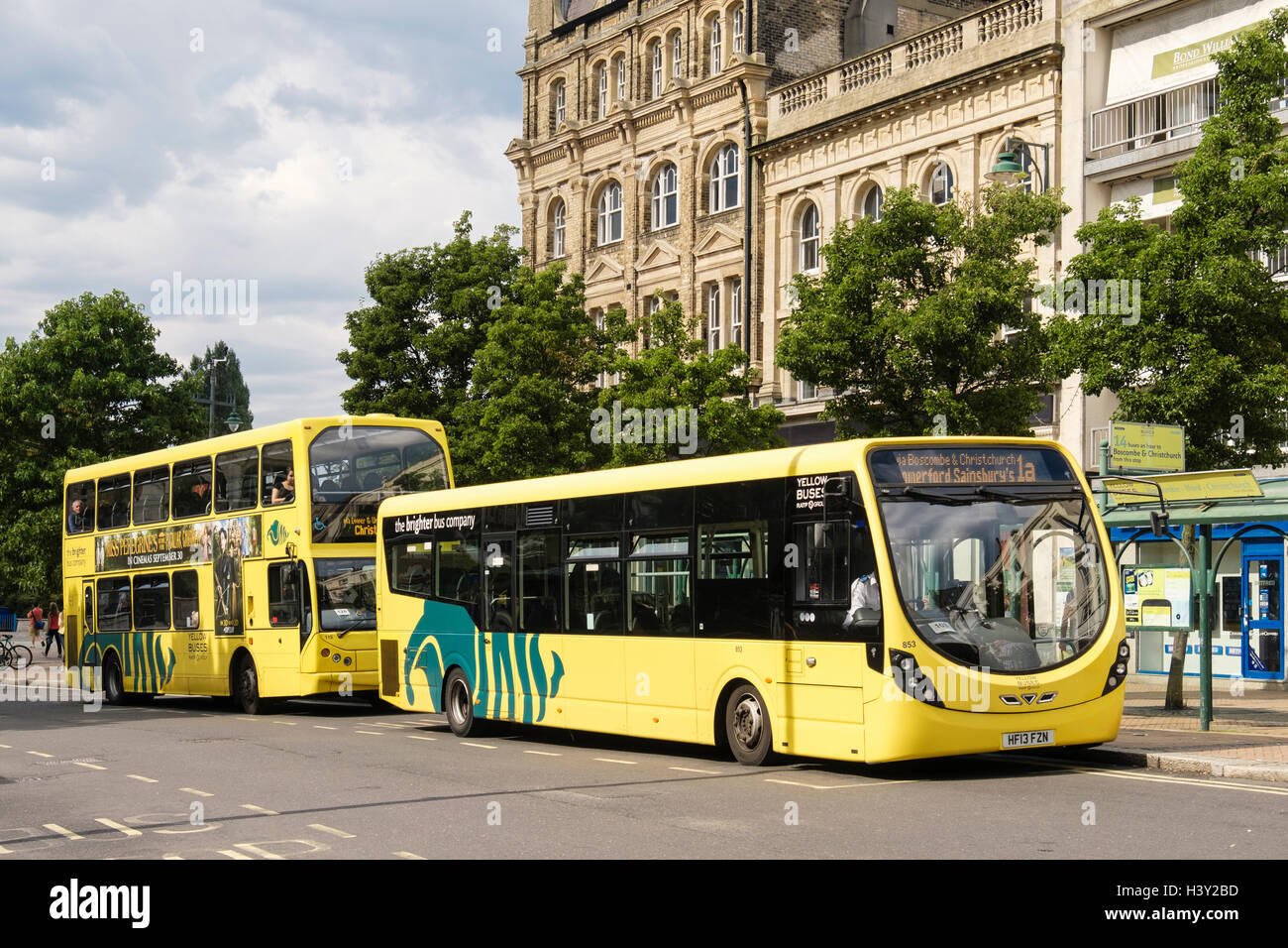 Les bus jaunes à un arrêt d'autobus dans le centre-ville. Bournemouth, Dorset, England, UK, Grande-Bretagne Banque D'Images