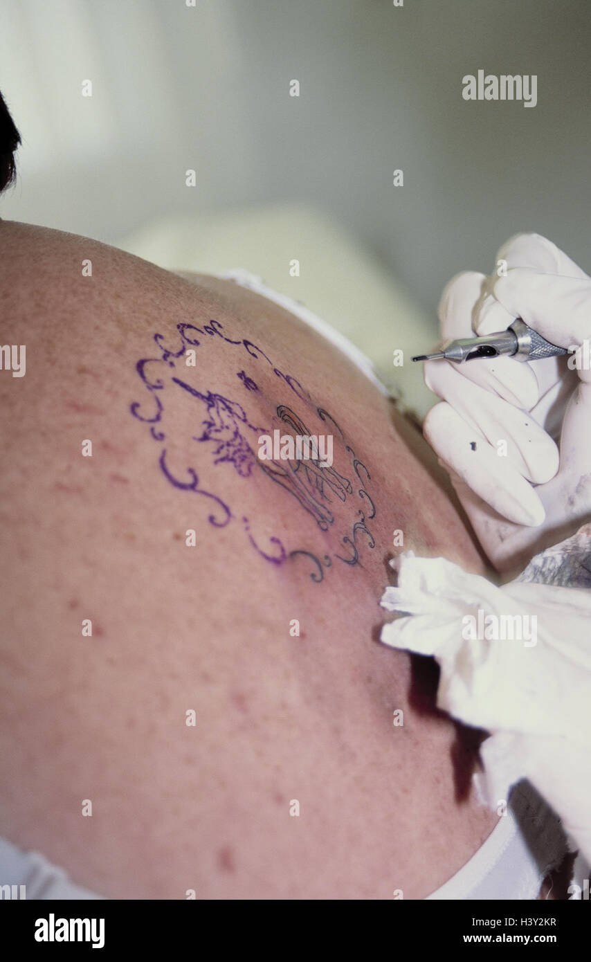 Personne, dos, tatouage, détail, les bijoux de corps, Body-Art, body art, tatouage, tatouage, Tatauierung, connaissances, détail, dessin préparatoire, suivis, à l'artiste de tatouage, les mains, les règles d'hygiène, proprement, gants, gants jetables, gants, élastique, Tätowiermaschine postst Banque D'Images