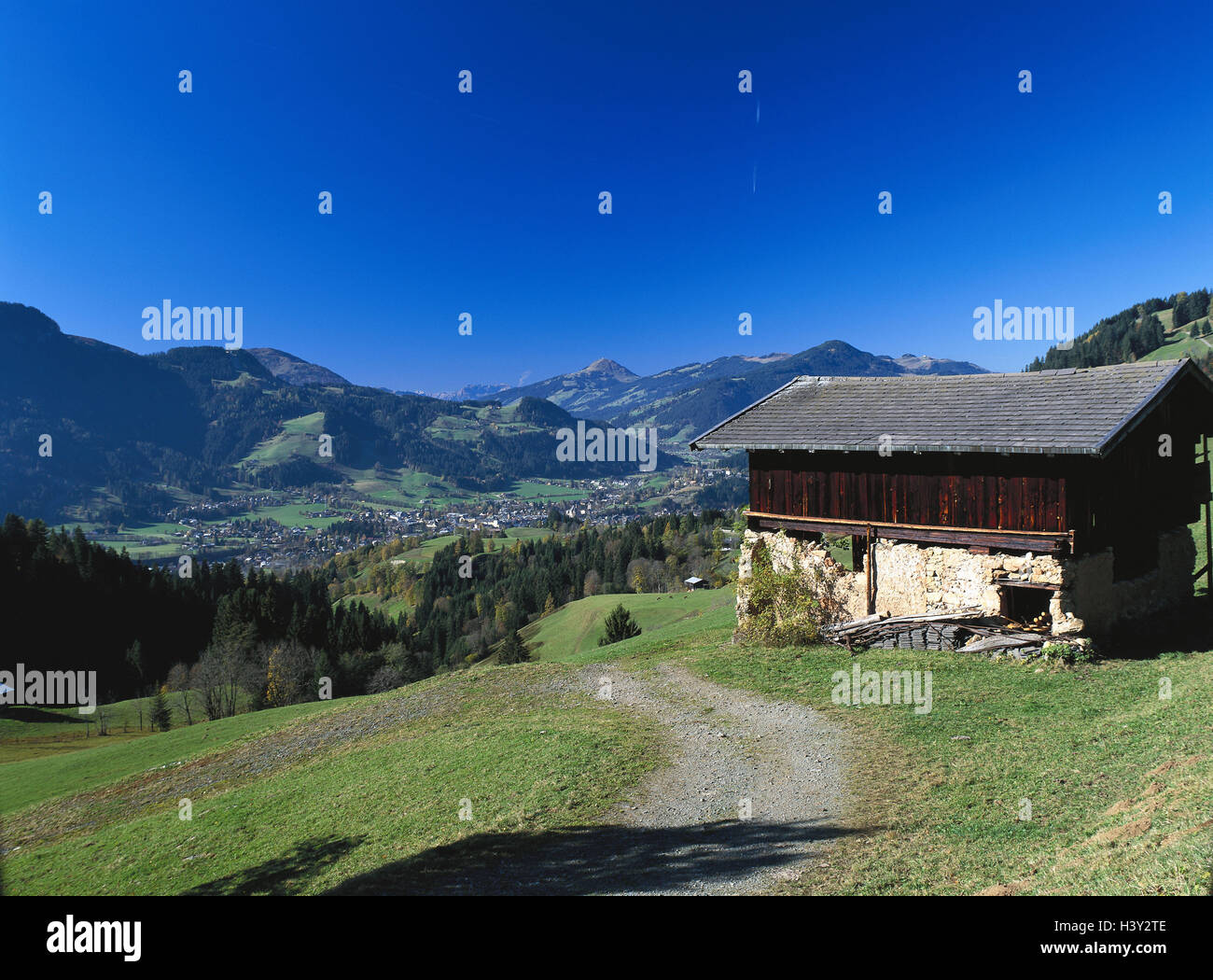 L'Autriche, le Tyrol, la ville de Kitzbühel, aperçu, paysage de montagne, l'été, ville, paysage, Alpes de Kitzbüheler, Kitzbüheler Horn, bâtiment, agriculture, grange, se désintégrer, demi-bâtiment fini Banque D'Images