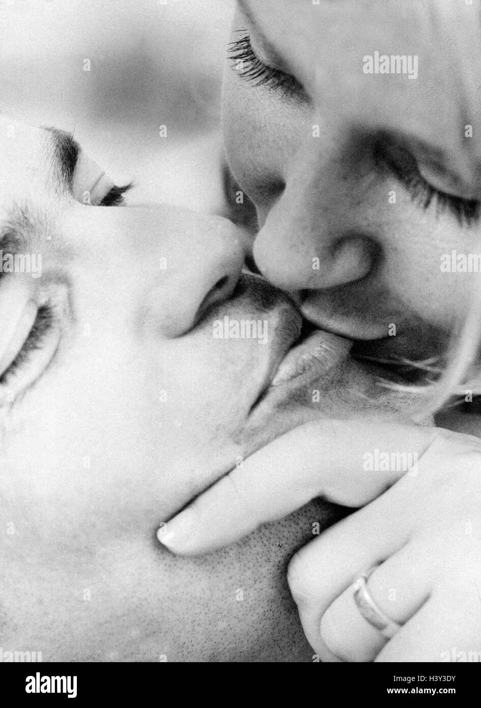 Couple Tombe Amoureux Kiss Close Up B W Modele Libere Femme Homme Kiss Ressemble Detail Le Partenariat Le Respect L Amour De L Allocation L Harmonie La Chance La Tendresse L Affection Caresse L Affection L Unite A L Exterieur