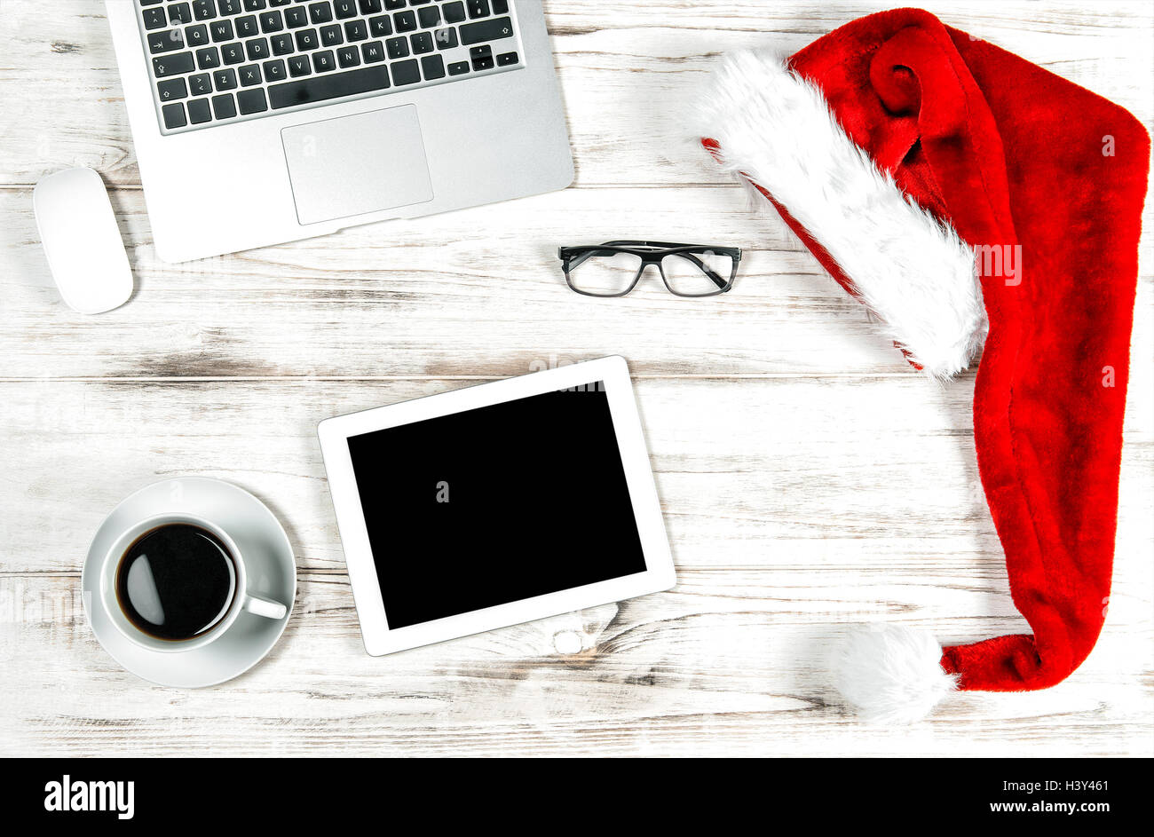 Travail de bureau avec tasse de café et décoration de Noël. Concept des congés. Mise à plat avec de l'espace pour votre image ou t Banque D'Images