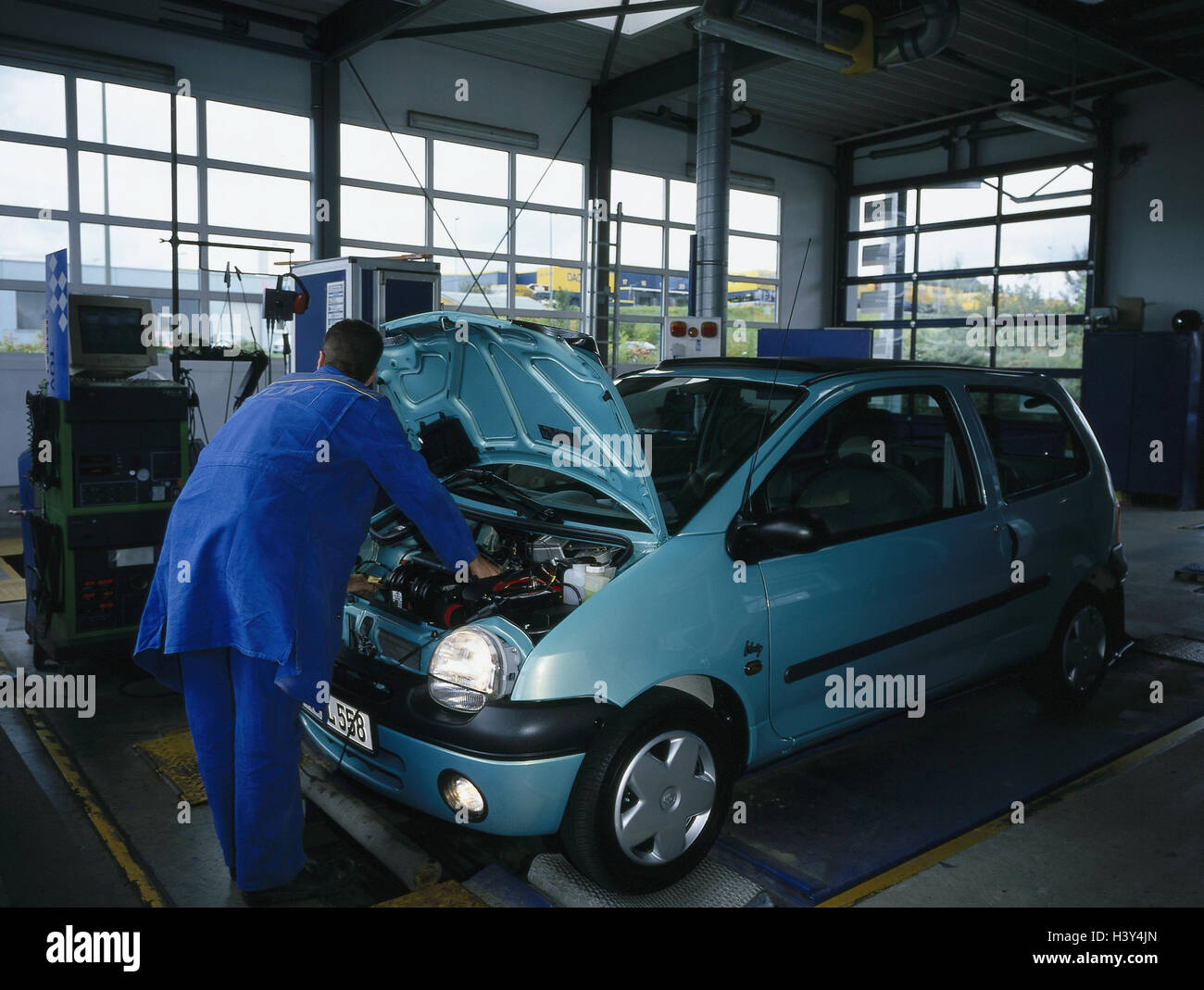 Centre d'essai de l'autorité des normes de sécurité, mécanique, voiture, essai de mesure des émissions d'échappement, garage, garage, automobile, véhicule, Renault Twingo, pré, essai de mesure des émissions d'échappement des gaz d'échappement, examen spécial, examen du véhicule, mesures, contrôles, échappement ga Banque D'Images