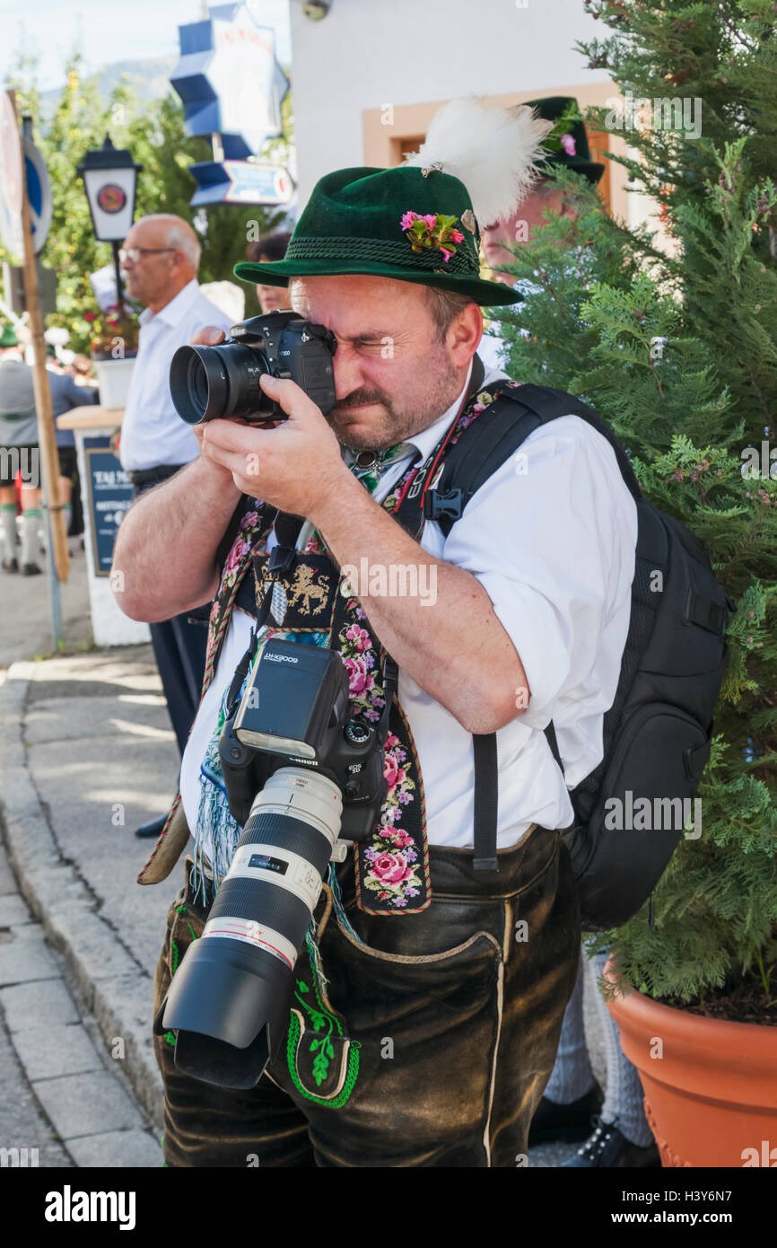 Germany, Bavaria, Munich, festival bavarois, photographe vêtus de pantalons Banque D'Images