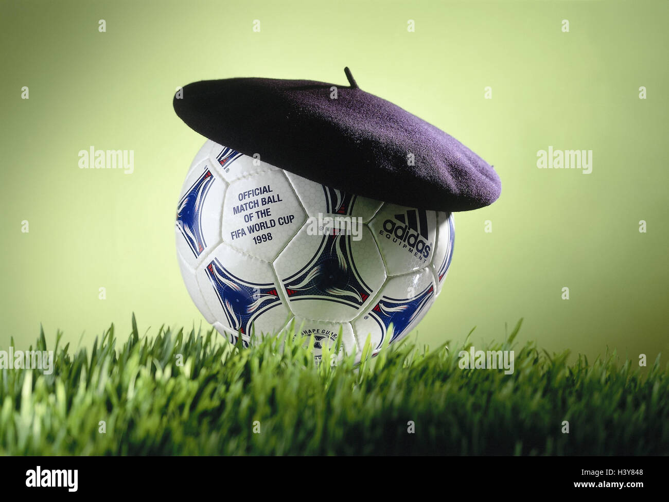 Icône, football, championnat du monde en 1998, en France, pas de biens, still life, sport, sport, ball, béret, cap, en français, world championship, lieu, pays hôte, de la Coupe du Monde de Football, studio, photographie de produits Banque D'Images