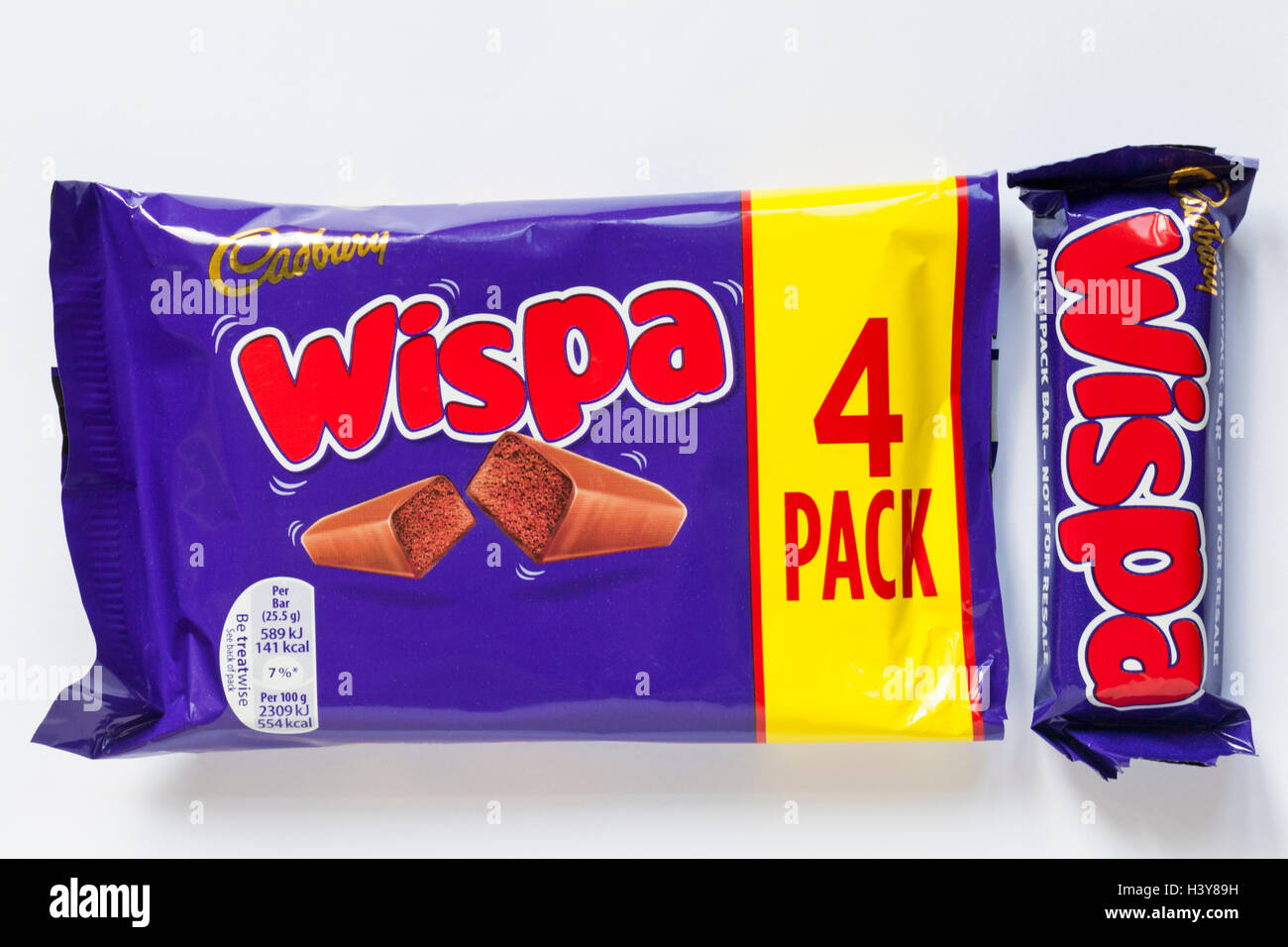 Pack de 4 barres de chocolat Cadbury Wispa avec un enlevé isolé sur fond blanc Banque D'Images