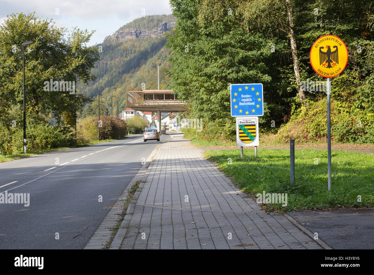 Location d'une conduite sur l'ouverture de la frontière entre Hrensko, République tchèque et l'Allemagne, Schmilka Banque D'Images