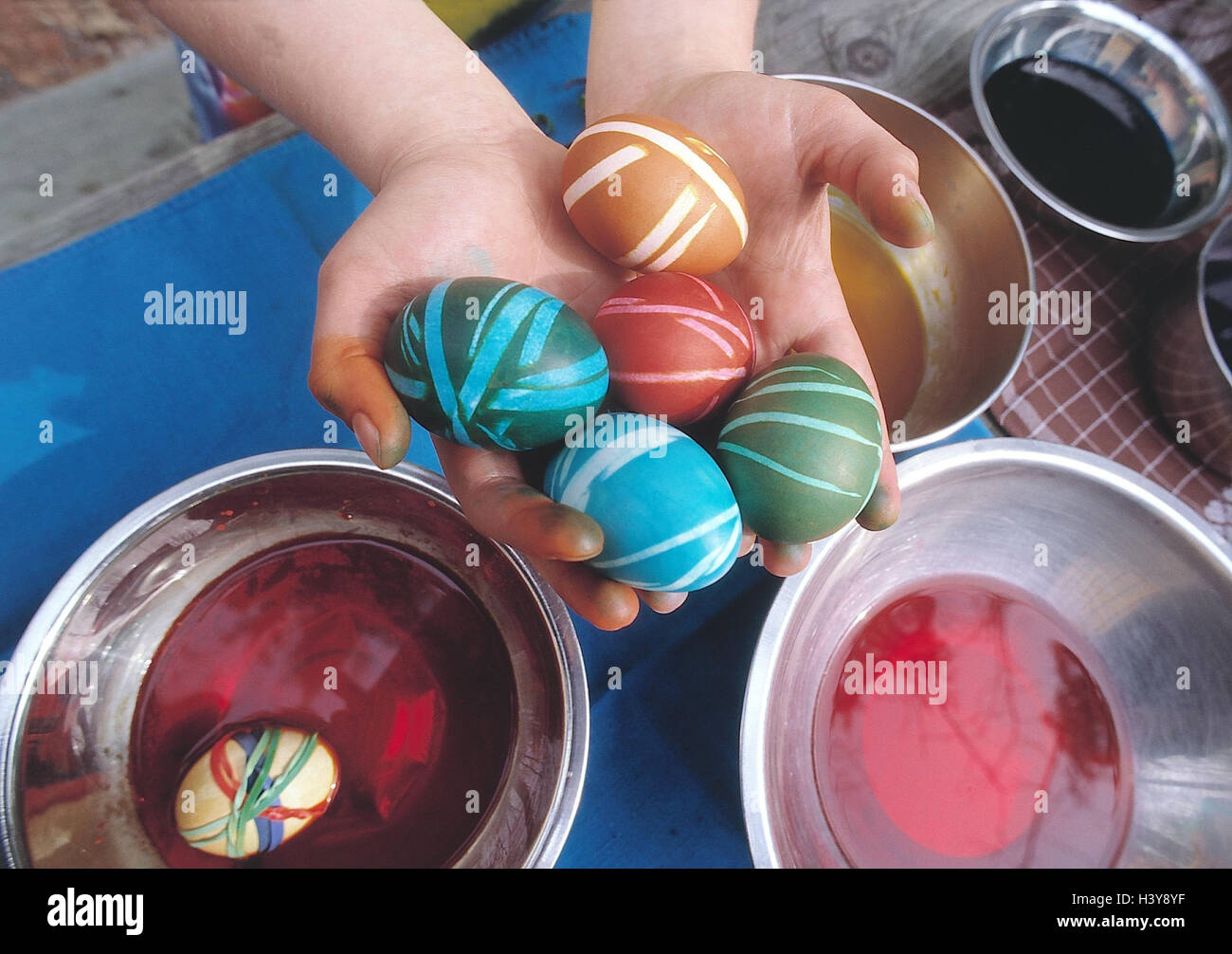 Pâques, enfant, détail, mains, œufs de Pâques, les couleurs, les traditions, la tradition, fête de Pâques, oeufs, oeufs de Pâques, colorants, couleur, couleurs, coloré, aux couleurs vives Banque D'Images