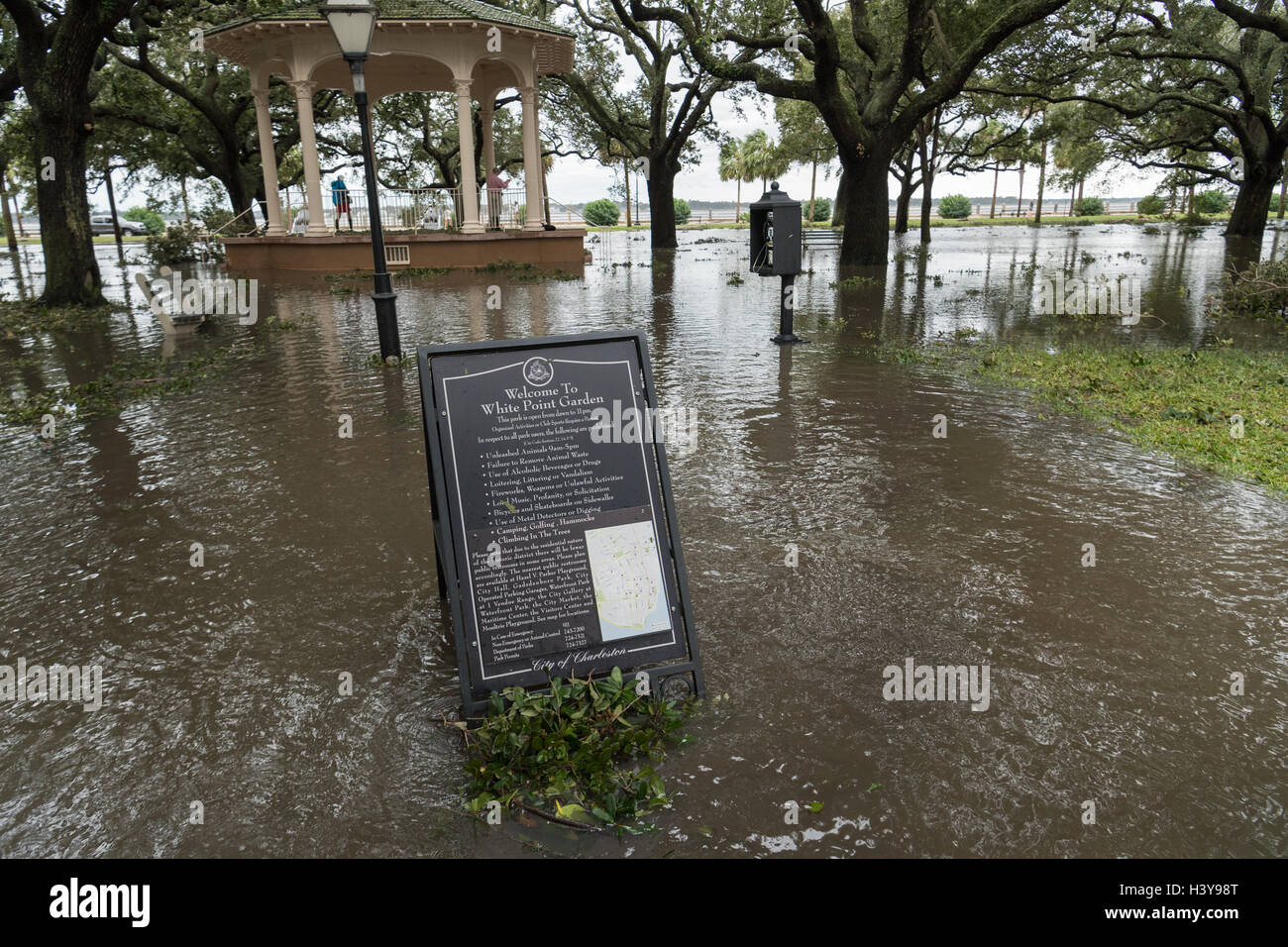 Signe pour le point blanc jardins entourés par les eaux de crue dans le centre-ville historique d'après l'Ouragan Matthew passés par causant des inondations et des dommages à la région le 8 octobre 2016, à Charleston, Caroline du Sud. L'ouragan a touché terre près de Charleston comme une tempête de catégorie 2 mais rapide diminution de la qu'il a pris la route du nord. Banque D'Images