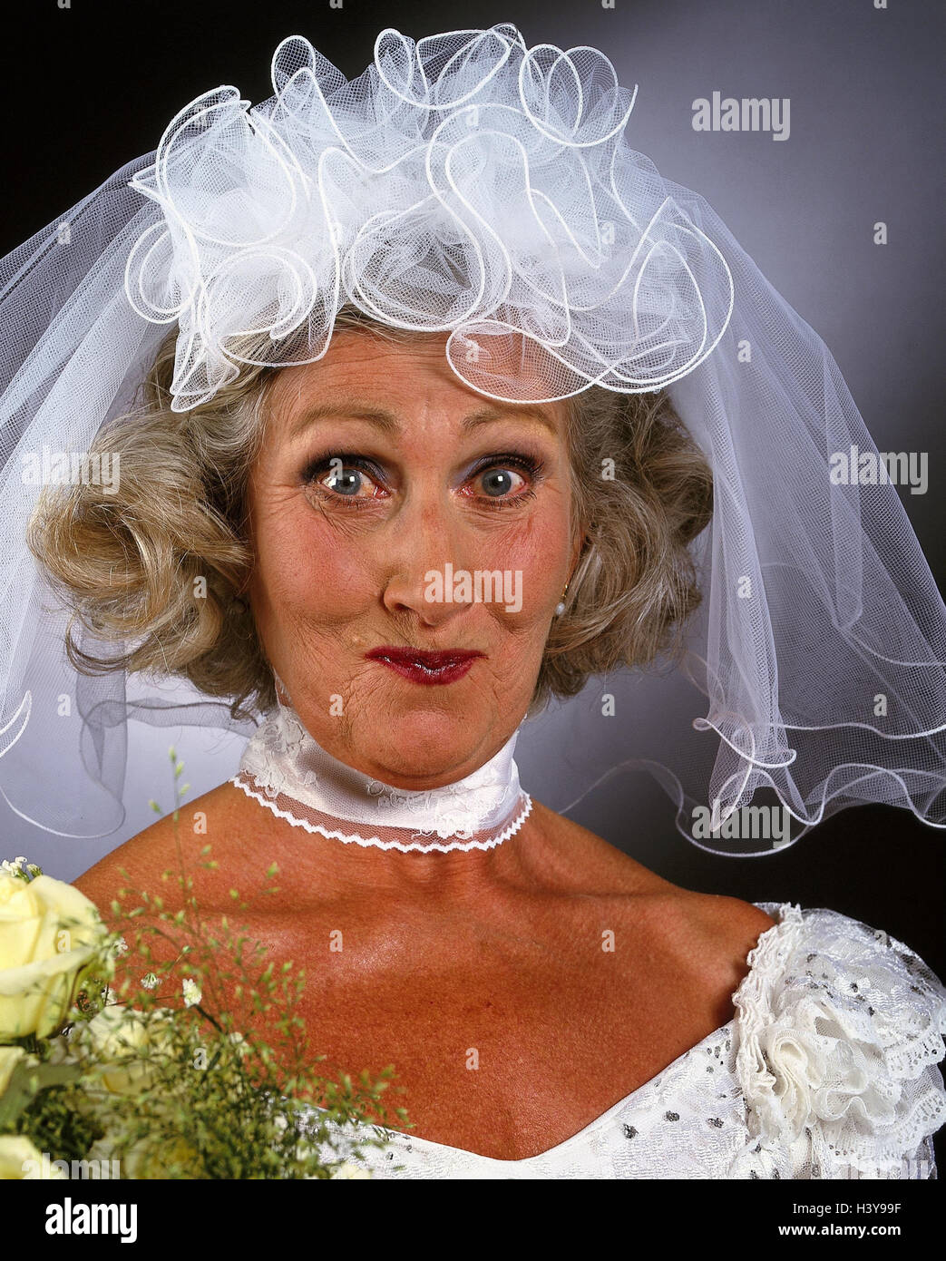 Mariee senior robe de mariage bouquet de mariee voile jouer du visage portrait Senior studio a l interieur vieux femme mariage se marier avant ceremonie de mariage mariage mariage vieille personne la ...