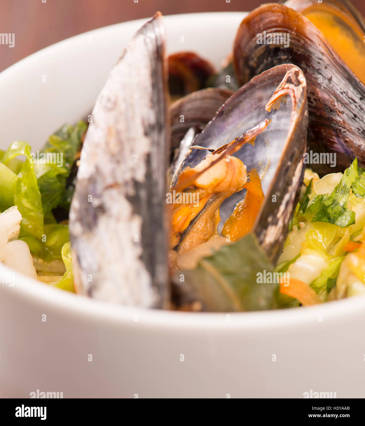 Palourdes grillées avec la salade de chou asiatique. Plat de fruits de mer servi. Dîner gastronomique rustique des crustacés. Banque D'Images