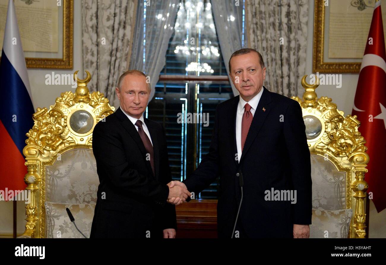 Le président russe Vladimir Poutine, serre la main du Président turc, Recep Tayyip Erdogan, avant le début de leur réunion bilatérale le 10 octobre 2016 à Istanbul, Turquie. Banque D'Images