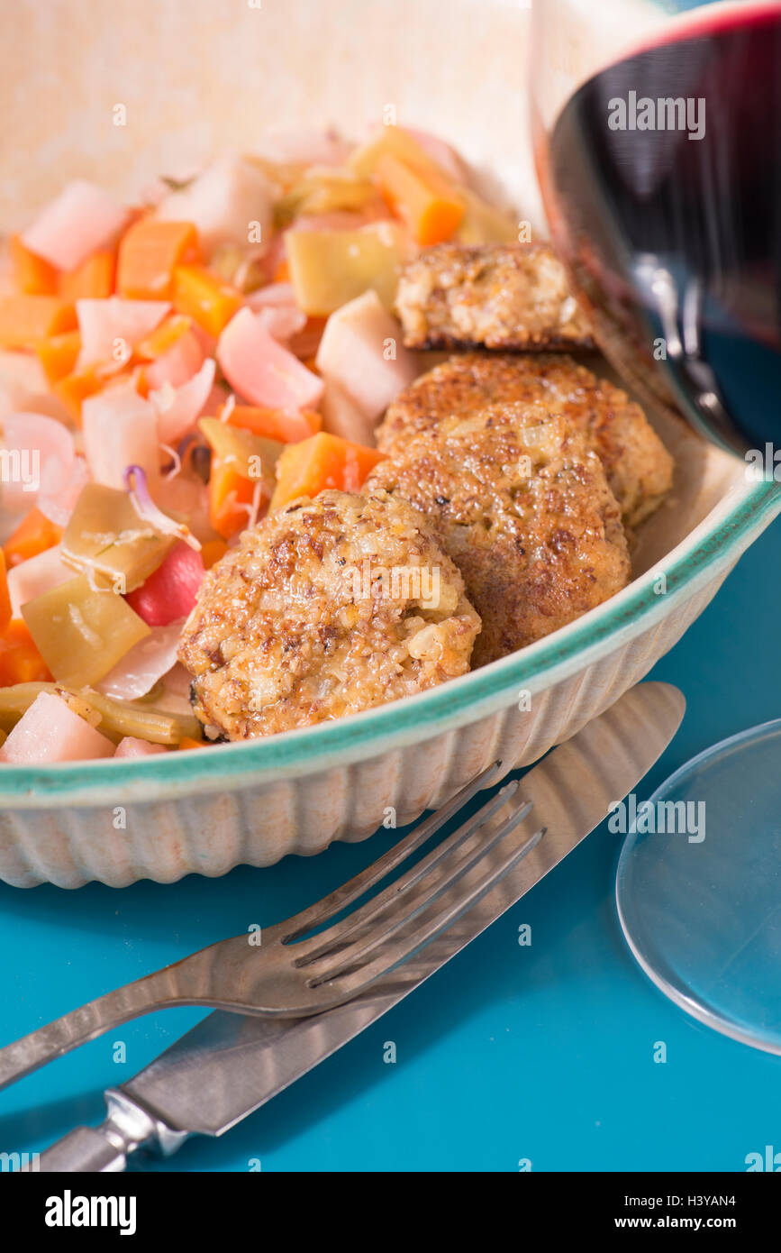 A Veggie burger de l'amandier, lentille et halloumi. Poêlée végétarienne fast food avec des légumes. De la viande et l'alimentation saine. Banque D'Images