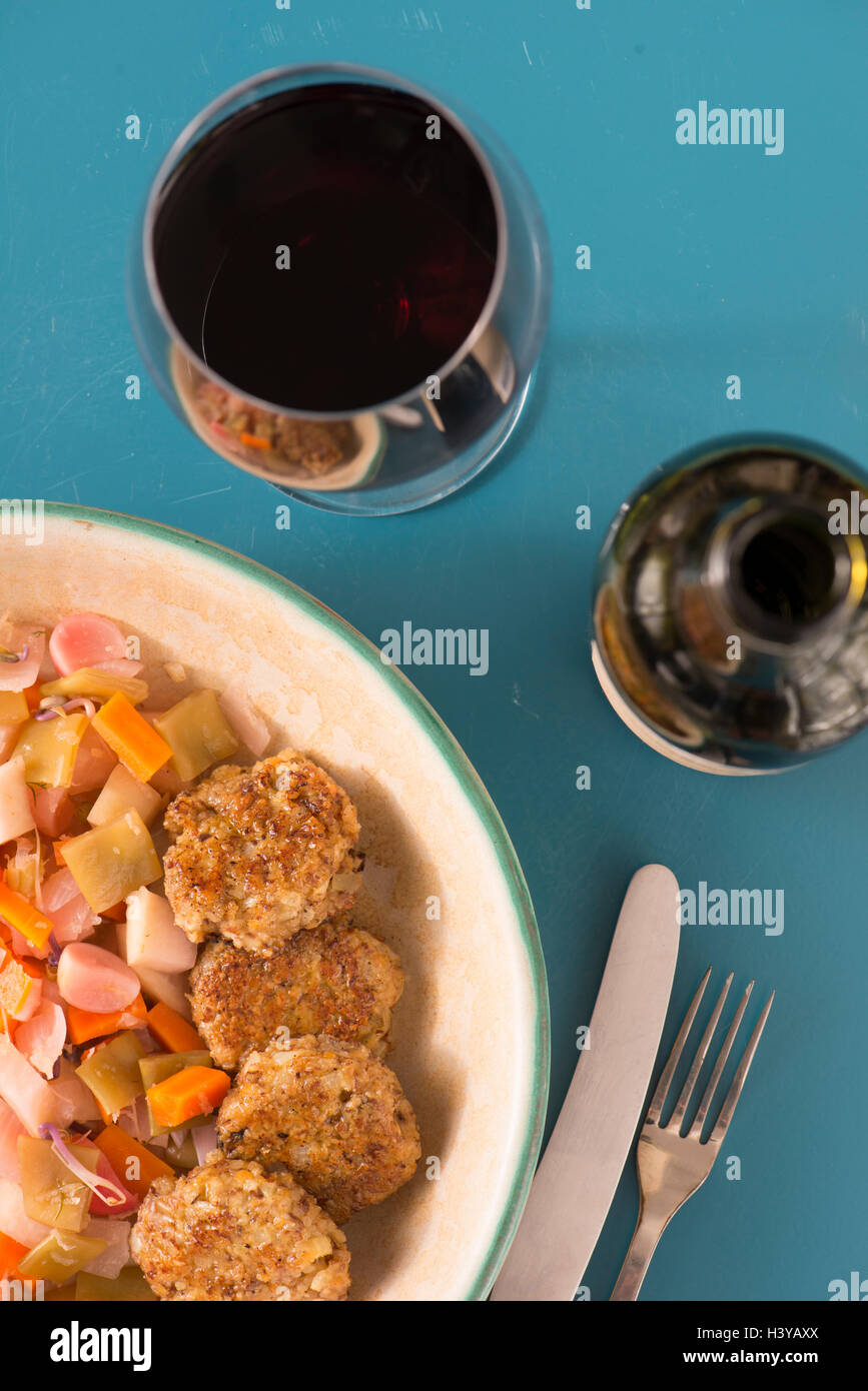 A Veggie burger de l'amandier, lentille et halloumi servi avec du vin rouge. Poêlée végétarienne fast food avec des légumes. Banque D'Images