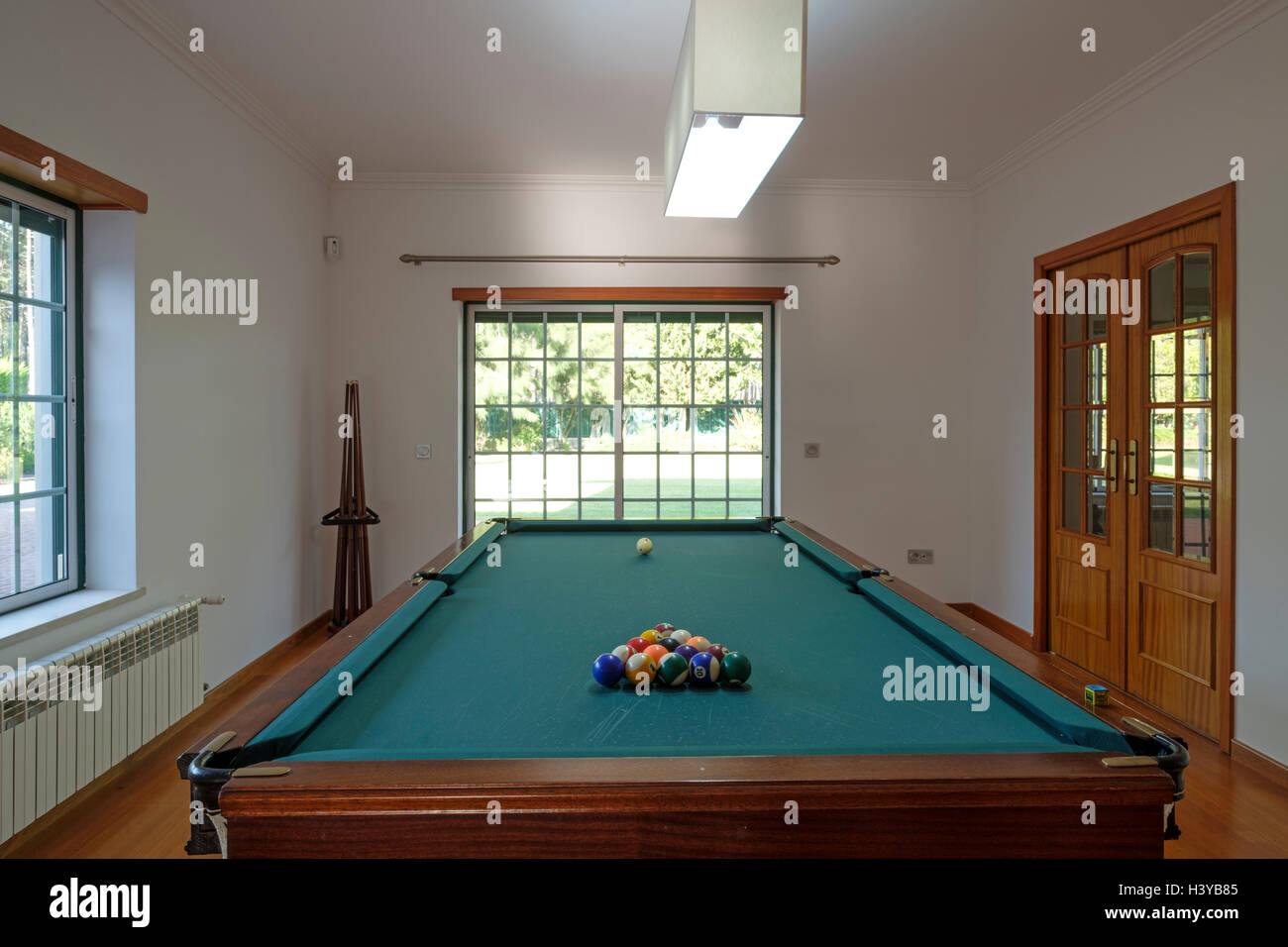 Table de billard dans la salle de jeux à la maison Photo Stock - Alamy