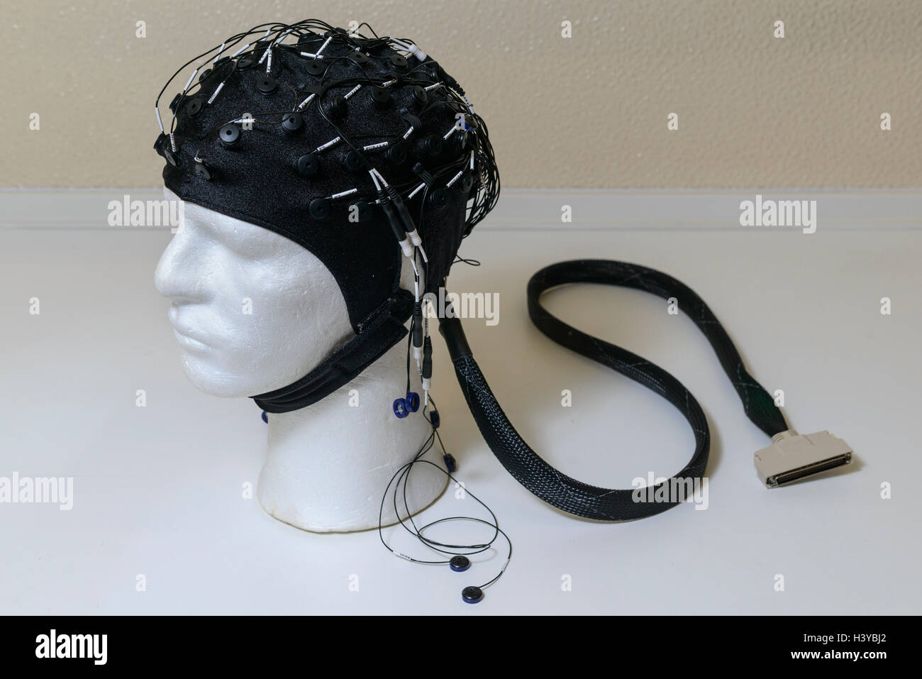 Électroencéphalogramme EEG cap sur un mannequin head Banque D'Images
