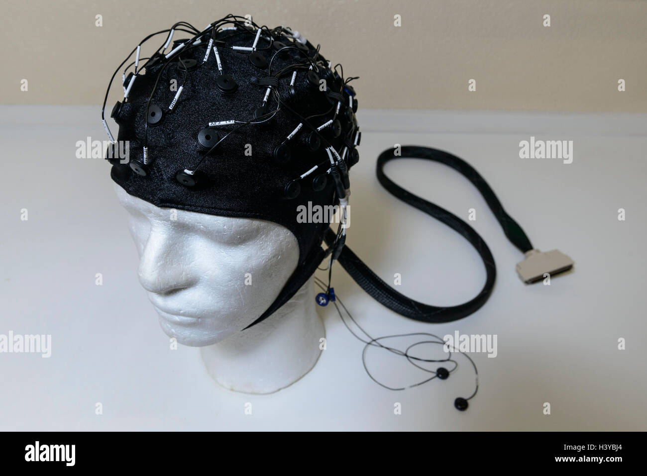 Électroencéphalogramme EEG cap sur un mannequin head Banque D'Images
