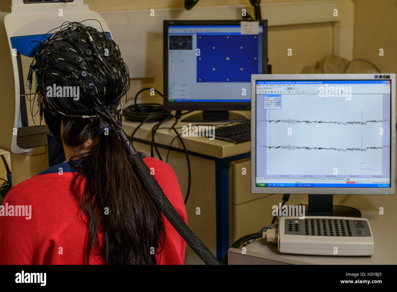 Personne qui subit un électroencéphalogramme EEG avec un bouchon pour numériser son activité électrique du cerveau Banque D'Images
