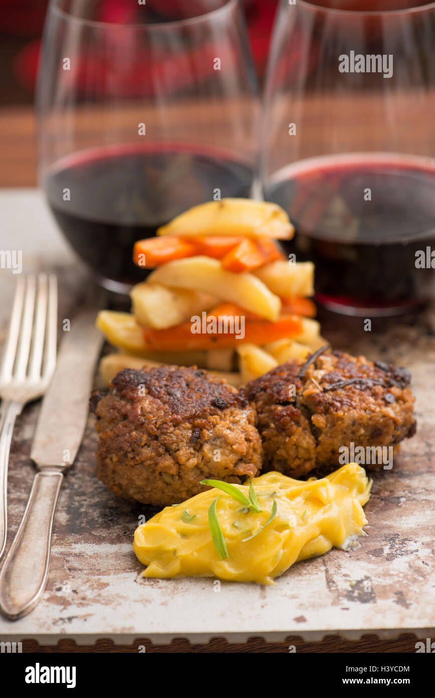 Boeuf végétarien maison béarnaise servi avec. Verre à vin rouge en arrière-plan. Banque D'Images