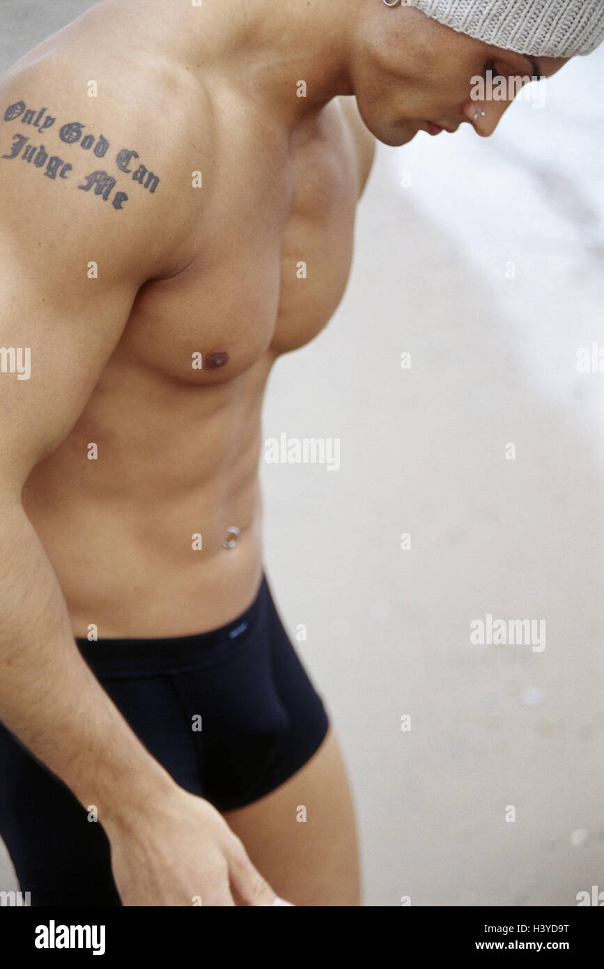 Plage, homme, jeune, sérieusement, cap, partie supérieure du corps, piercing, tatouages, vue latérale, très proche, les loisirs, l'été, réfléchie, chapeau, chapellerie, cordon, Nasenpiercing Bauchnabelpiercing, partie supérieure du bras, tatouage, tatouages, gepierct, maillot de bain, vous pouvez Banque D'Images