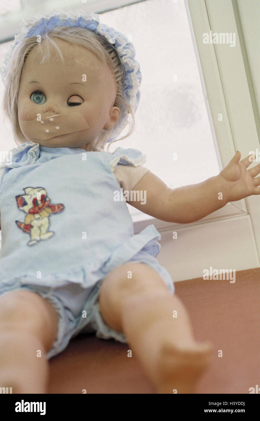 Poupée, bouche, sparadrap, scellée, nature morte, photographie de produits, jouets, plâtre, jouets, jeu, jouer, se reposer, tranquille, calme, silence, l'icône de la violence faite aux enfants, la maltraitance, l'alimentation, secret Banque D'Images