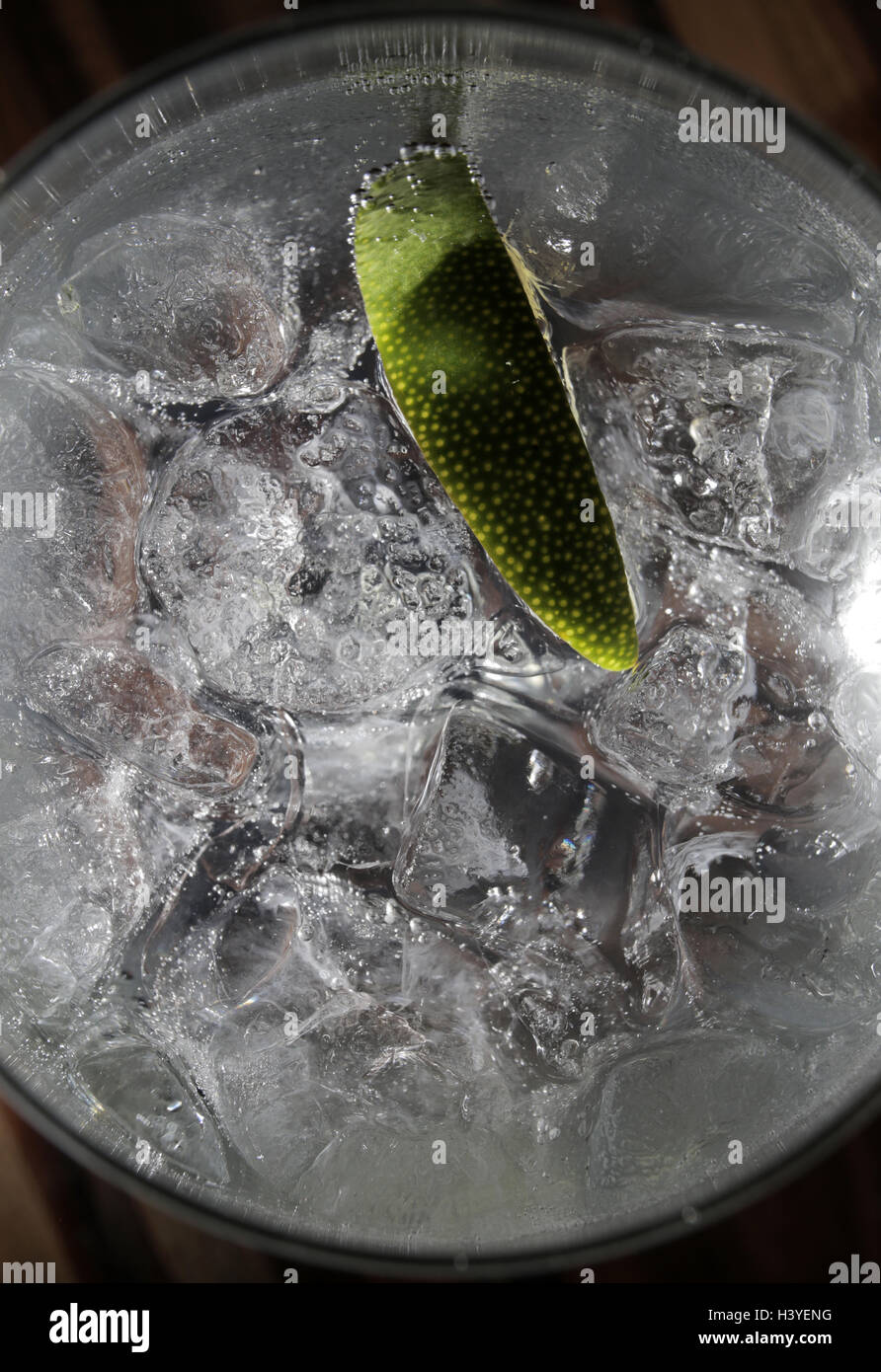 Un gin tonic dans un bar avec une tranche de lime Banque D'Images