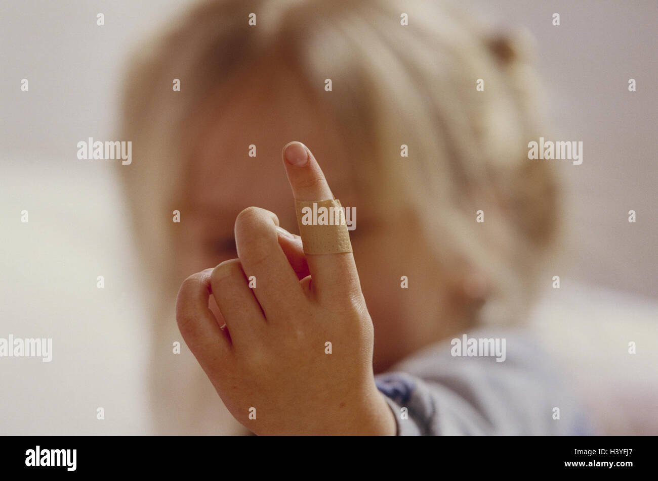 L'enfance, fille, dommage, blessure, sparadrap, mal de recherche rapide, association sparadrap, mal de voir la protection de l'enfant, blond, doigt, plâtre, show Banque D'Images