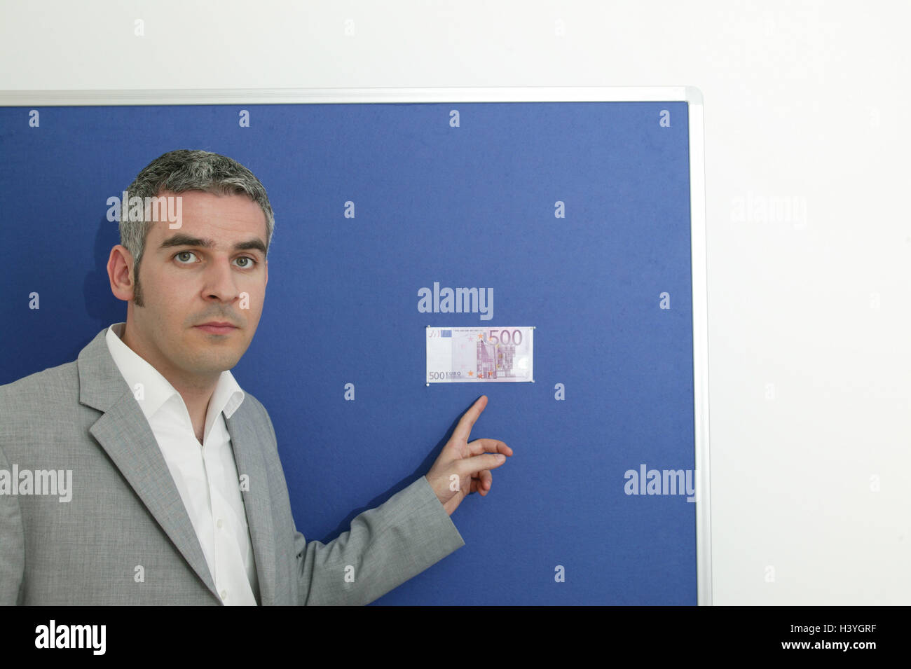 L'homme, sérieusement, flipchart, billet de banque, 500 euros, geste, 30-40 ans, d'expression, négativement, point, point, présenter, explication, explication, chiffres de sécurité, la clarification, la démonstration, billet, billet d'euro, 500 euro, la fausse monnaie, l'argent, moyen de paiement, monnaie, finances, Européen, d'affichage, bulletin board, bleu, l'axe des aiguilles, épingles, fixe, à l'intérieur Banque D'Images