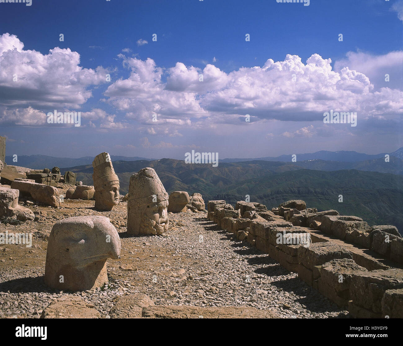 La Turquie, l'Anatolie, Le Nemrut Dagi, statues géantes, terrasse est, Europe, la montagne de Dieu, de la montagne, 2150 m, terrasse, emplacement de culte culte, des statues, des têtes, têtes de pierre, des statues du roi, des statues des dieux, de la culture, de l'endroit d'intérêt, l'héritage culturel mondial de l'UNESCO Banque D'Images