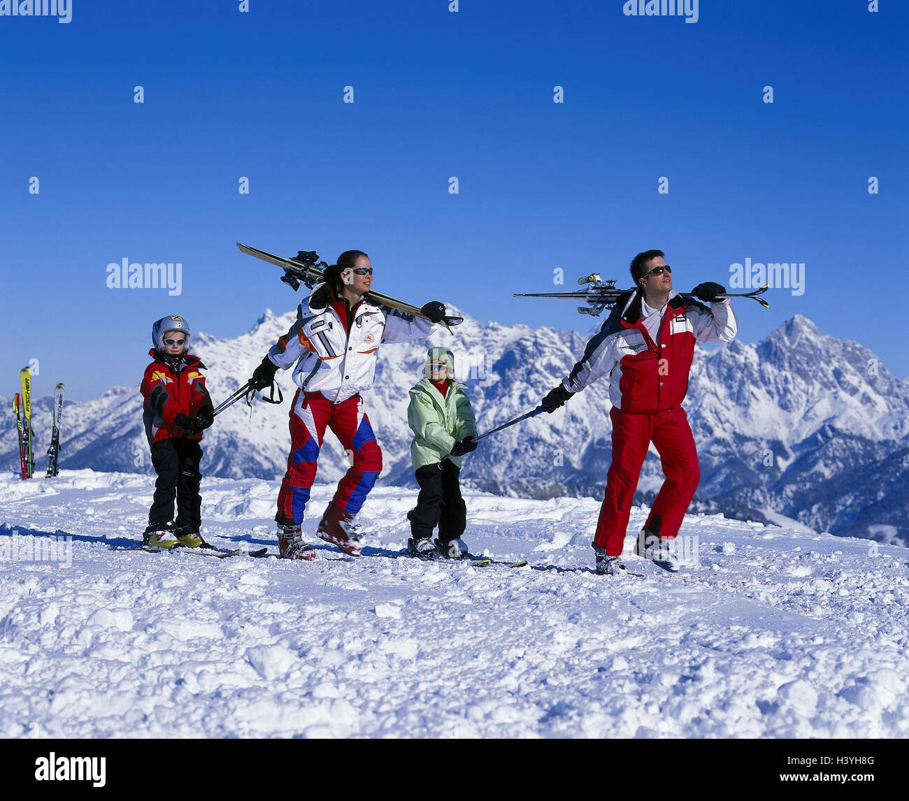 Paysage de montagne, famille, Ski, montagne, parents, enfants, deux, équipement de ski, loisirs, vacances, vacances d'hiver, vacances de ski, ski, ski alpin, ski, sport, sportily, ensemble, passe-temps, l'activité, l'hiver, paysages d'hiver Banque D'Images