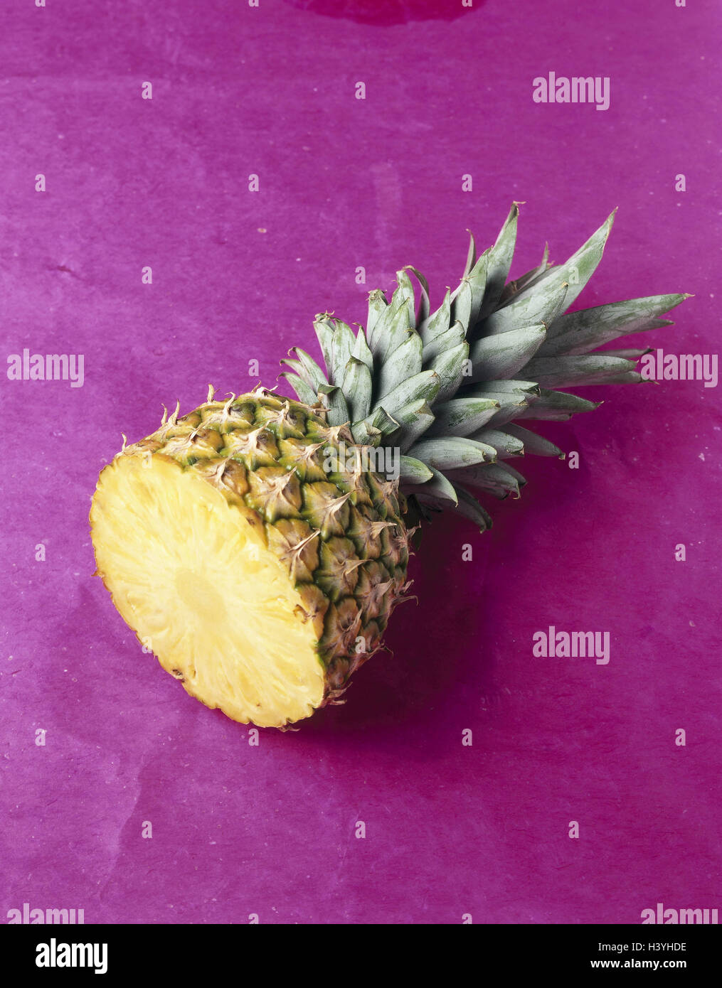 L'ananas, couper, Guarani nana, convention collective fruits, des fruits, des fruits, la moitié, les moitiés, chair, juteuse, de vitamines, riche en vitamines, tropical, exotique, des fruits tropicaux, des feuilles, de l'alimentation, la nature morte, photographie de produits Banque D'Images