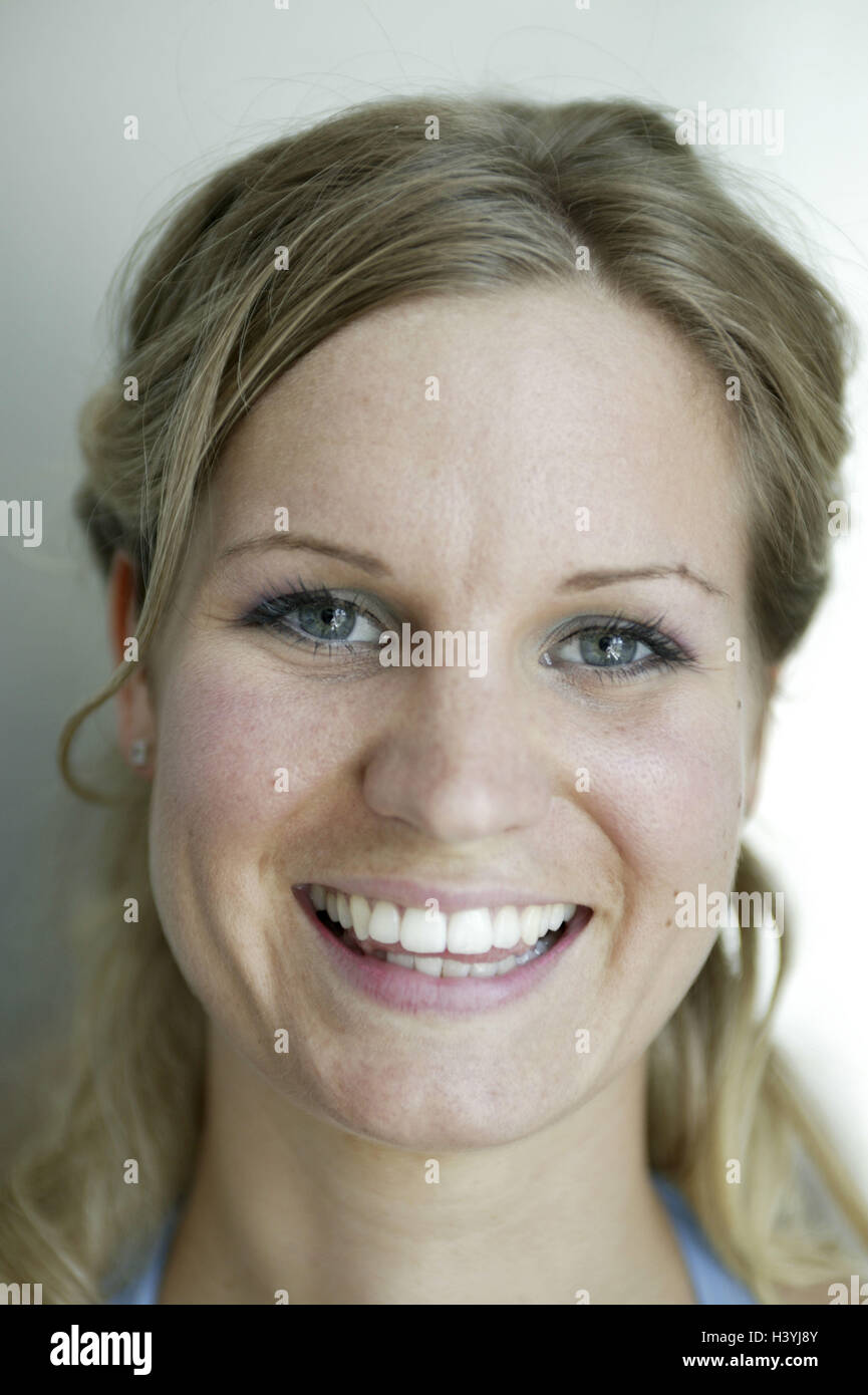 Femme, heureux, sourire, portrait, portrait de femmes, poil long, blond, Cheveux remis, l'amitié, la transmission, bien, heureux, de 20 à 30 ans Banque D'Images