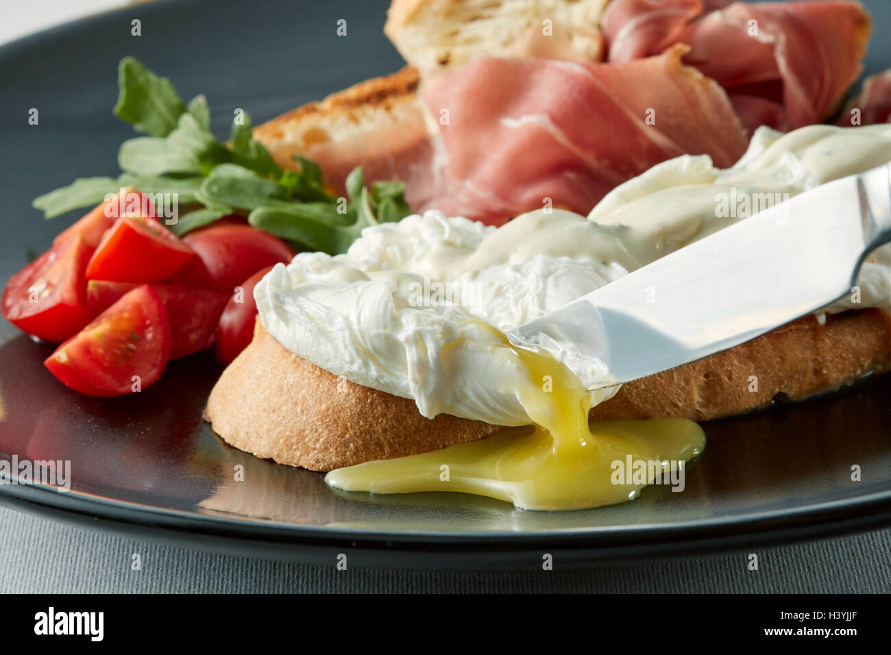 Œufs pochés sur toast beurré farine complète petit déjeuner. Banque D'Images