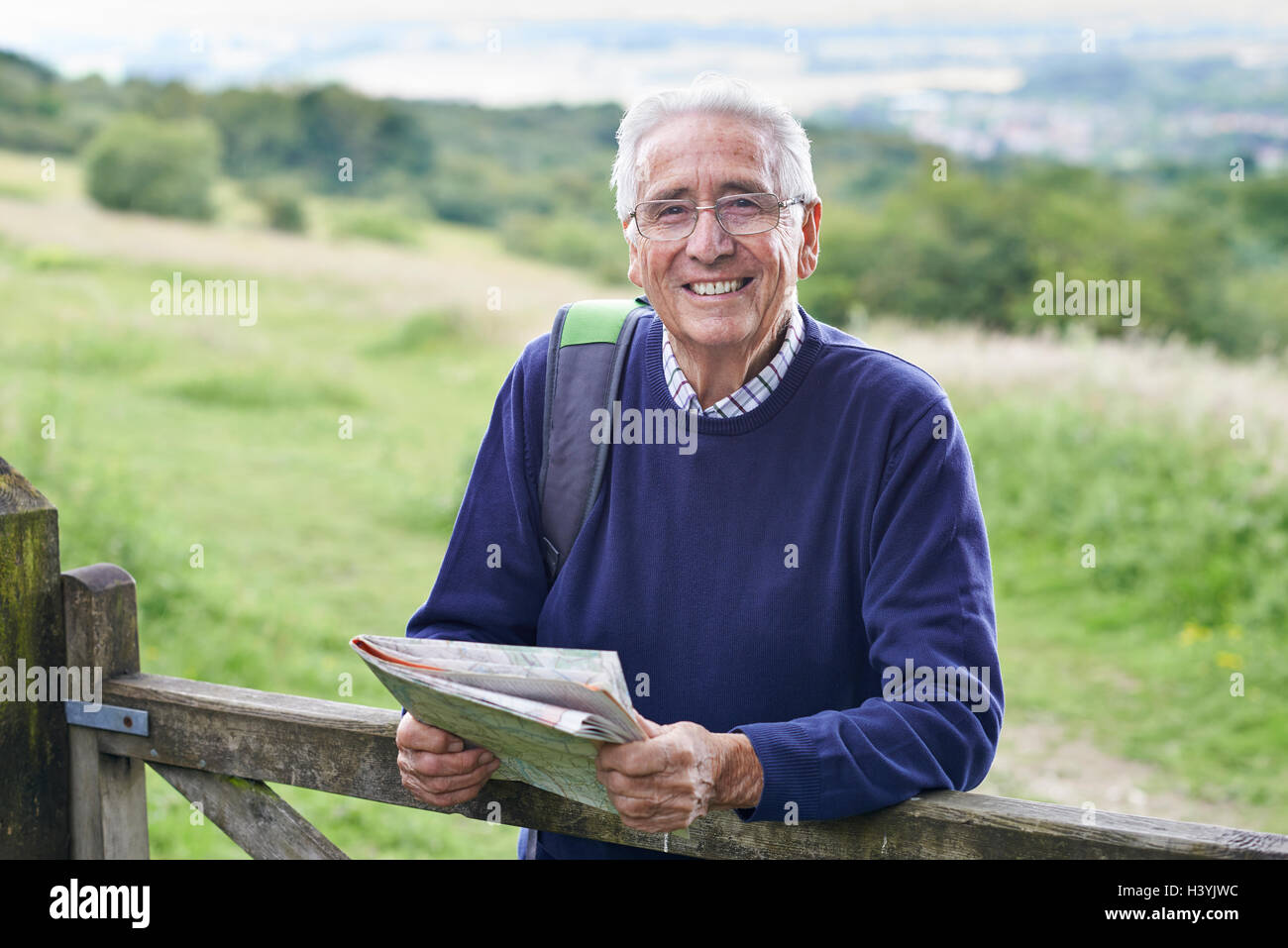 Portrait of Senior Man Hiking in Countryside Banque D'Images