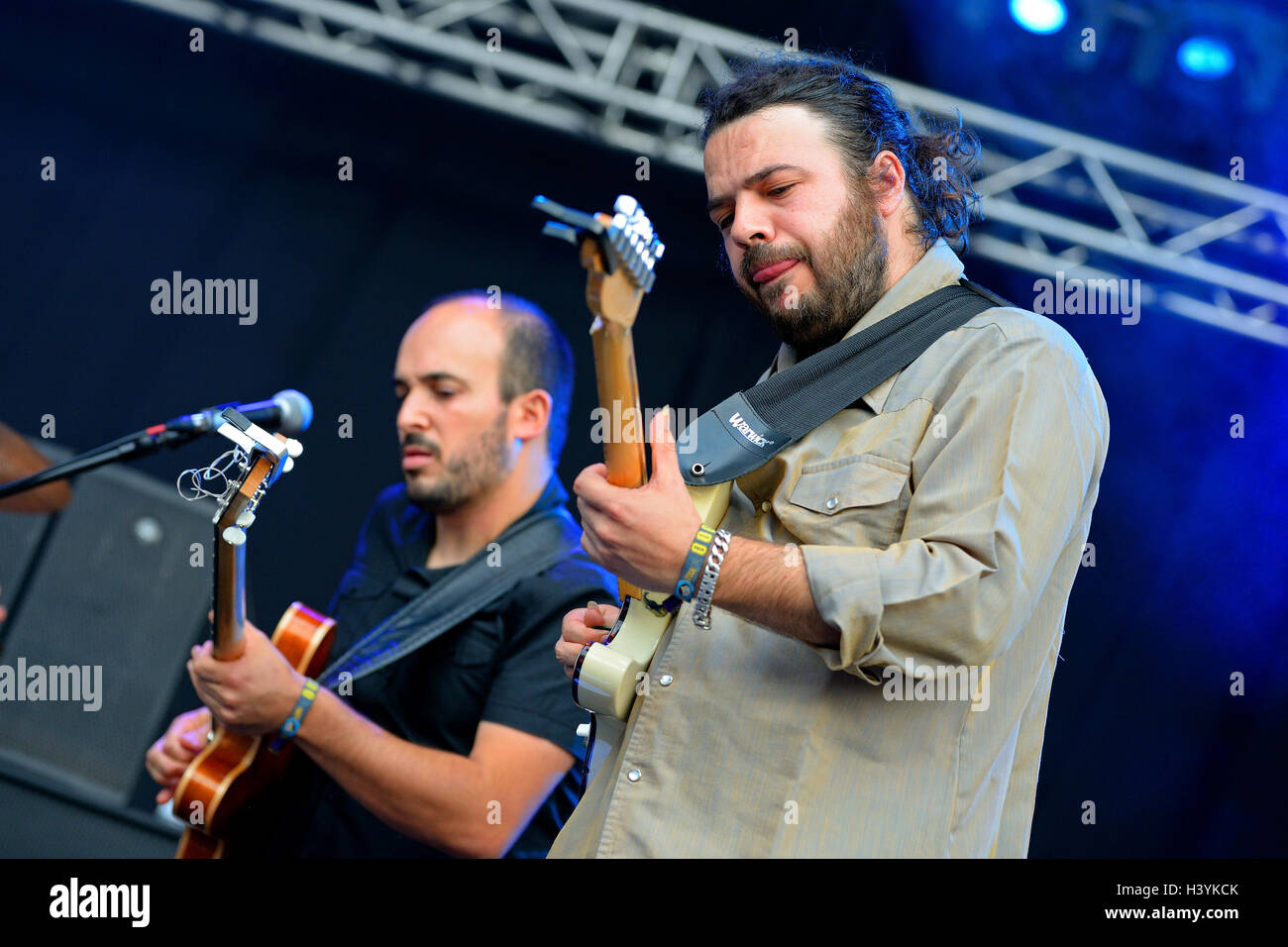 BENICASSIM, ESPAGNE - 20 juillet : les guitaristes de Jero Romero (groupe espagnol) en concert au Festival le 20 juillet 2014 à Benicassim, Espagne. Banque D'Images