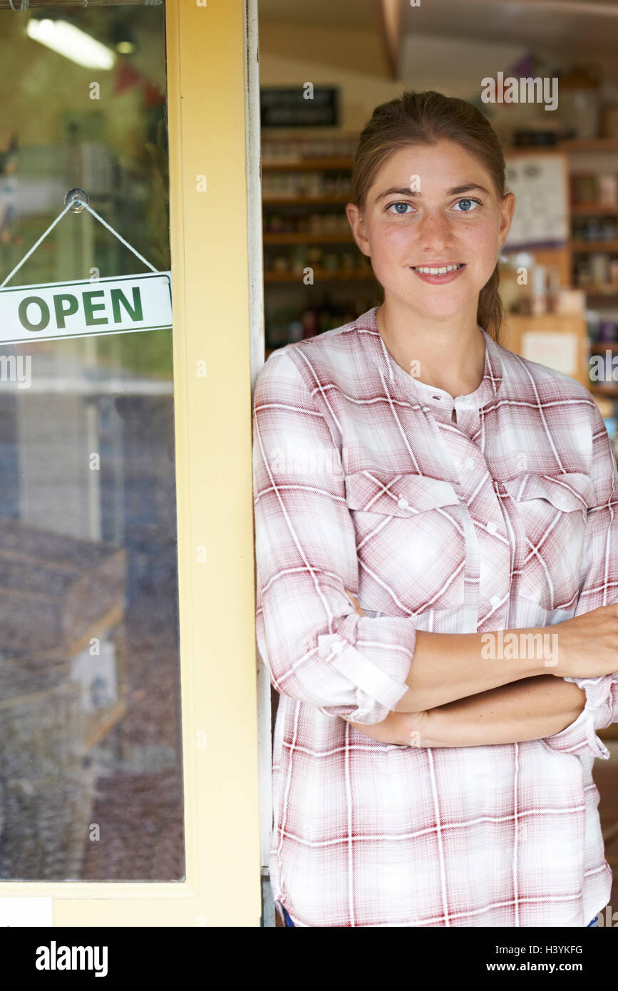 Portrait de femme à l'extérieur Store propriétaire d'Épicerie fine Banque D'Images