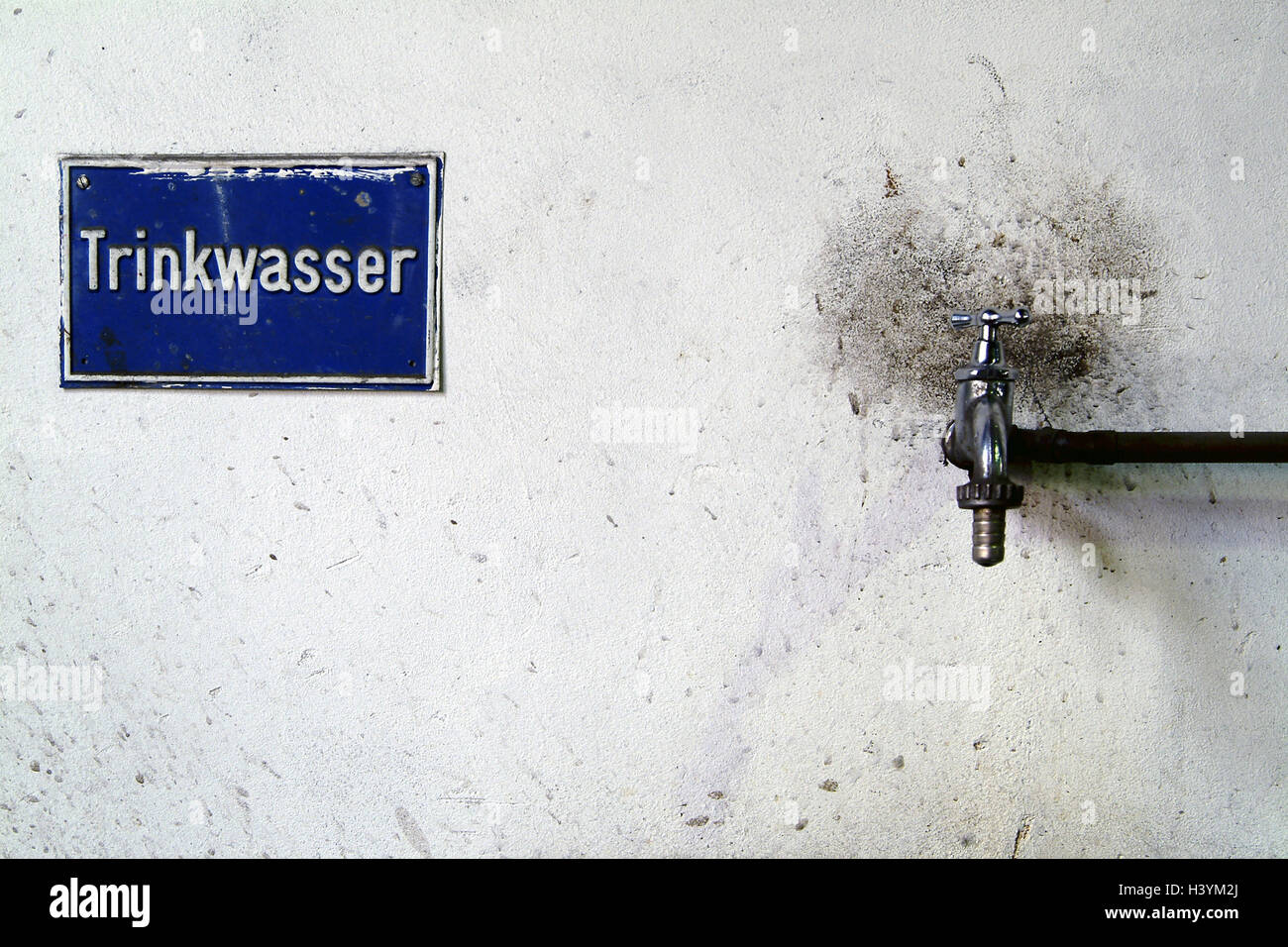 Touchez, signer, de l'eau potable, tip, signer, conduite d'eau, circuit, l'eau du robinet, la qualité de l'eau potable, usine, industrie, mur, dirtily, dirtily, unhygienically, nature morte, photographie de produits Banque D'Images