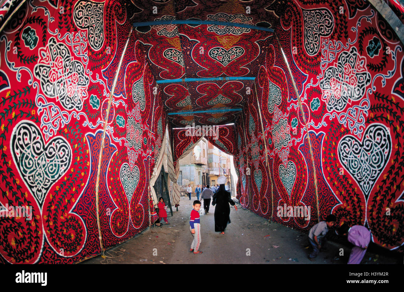 Egypte, Caire, Vieille Ville, Lane, de tapis, de piétons, de l'Afrique, de capitaux, de passage, panneaux, tapis orientaux, marché, bazar, centre touristique, des ventes, de l'économie, du commerce, les ventes de tapis, du tourisme, de l'endroit d'intérêt Banque D'Images