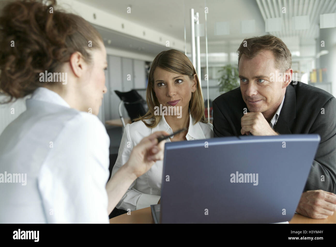 Banque mondiale, la consultation, les employés de bureau, ordinateur portable, couple, heureusement, 30-40 ans, Entreprise, travail, profession, client, femme, ordinateur, ordinateur portable, de l'information, d'explication, la consultation, les transactions bancaires, conversation, animation, attention, intérêt, s'entraîner, compter, l'investissement, financement, finances publiques, courtier, courtier en assurances, assurance, conversation du client, client consulting, l'échange d'information, de confiance, à l'intérieur, le secret bancaire, suivi de compte, la divulgation, l'obligation d'information, 'connaissance' de verre, consultation de la dette Banque D'Images
