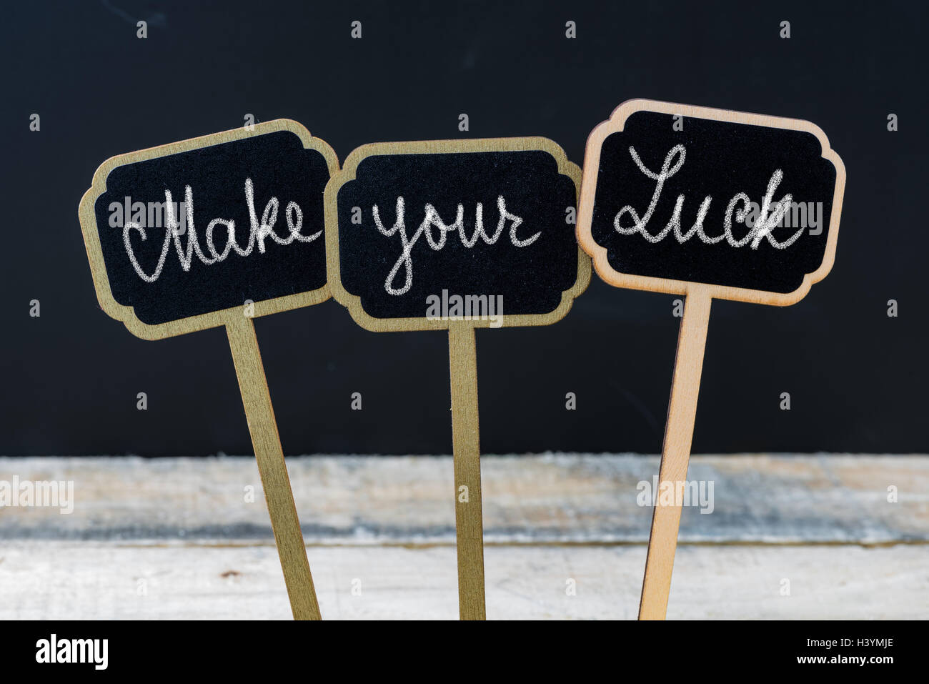 Message de motivation Faites votre chance écrit avec la craie sur tableau noir en bois mini étiquettes Banque D'Images