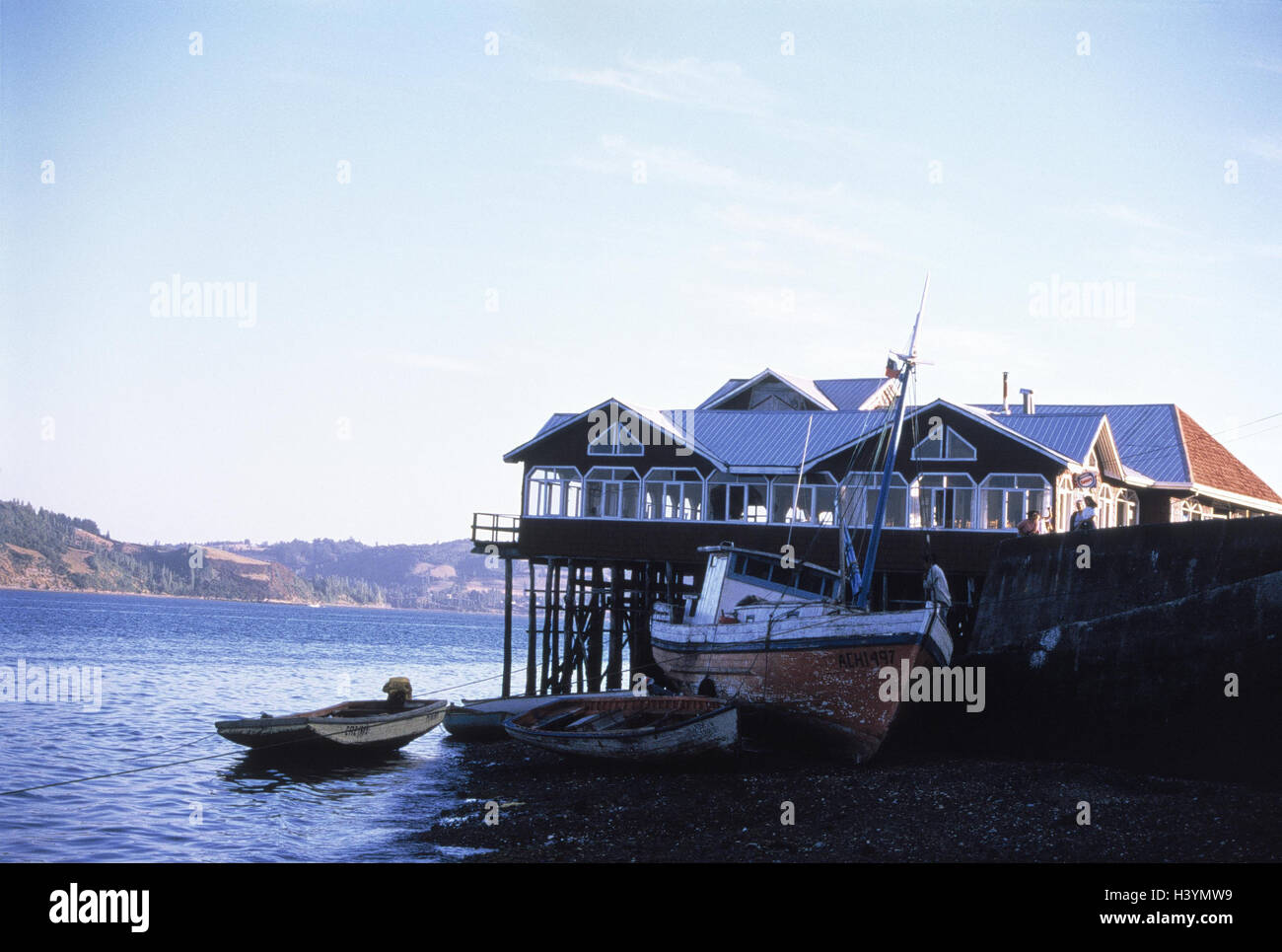 L'île de Chiloé, Chili, Castro, littoral, pont, bâtiment sur pilotis, restaurant, l'Amérique du Sud, l'île, plage, restaurant de plage, bâtiment sur pilotis, chalutier de pêche à marée basse Banque D'Images
