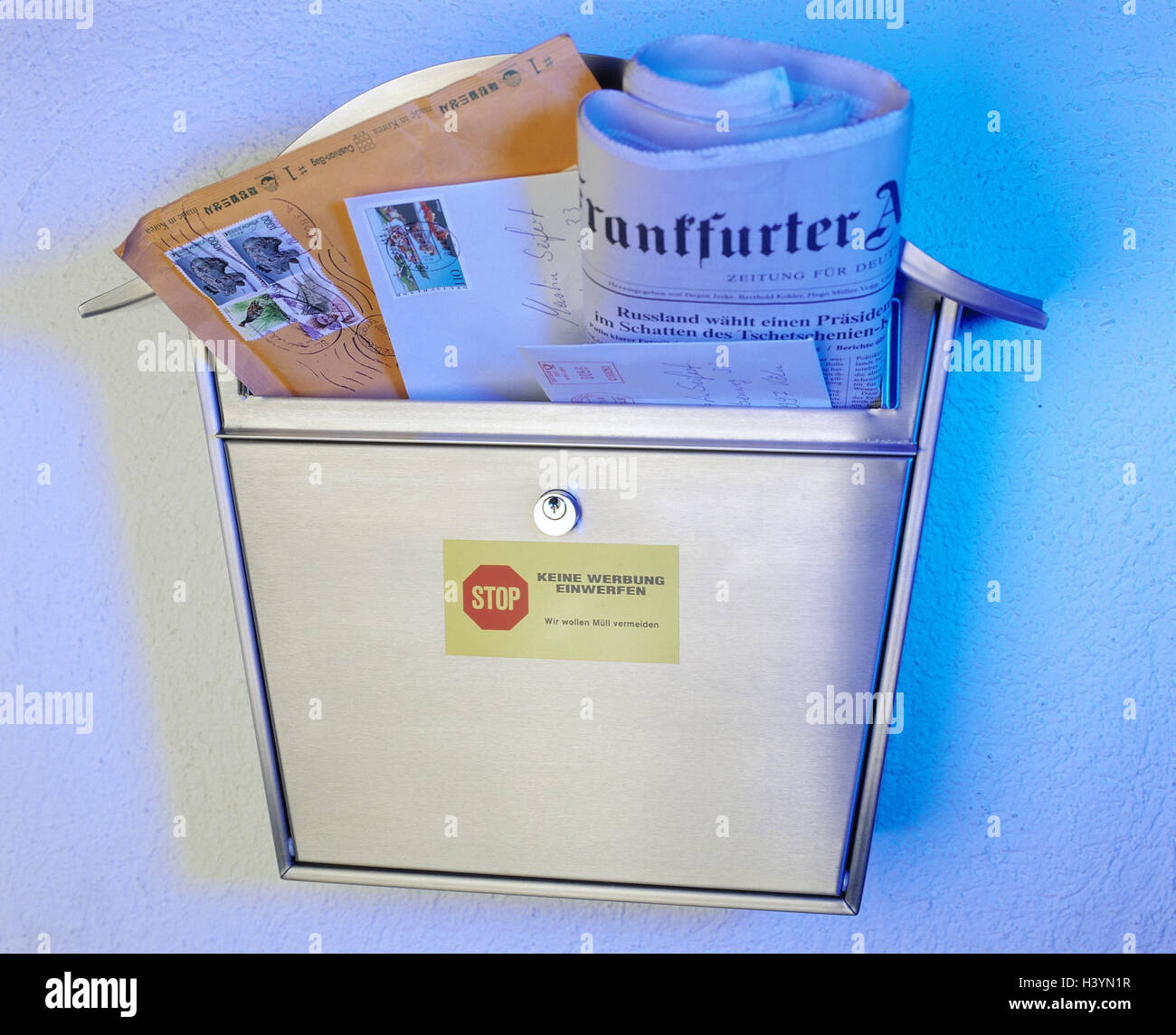 Boîte aux lettres, overcrowds, autocollant, pas d'annonces, lettres, lettre, journal, publicité, enveloppe, courrier, correspondance, maison, détail, cut out, évitement des déchets Banque D'Images