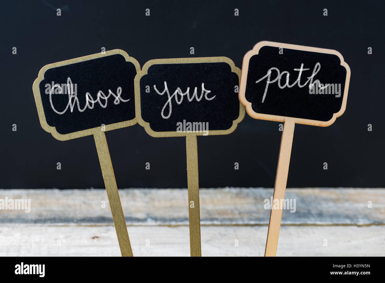 Choisissez votre message de motivation écrite à la craie sur le chemin des mini étiquettes blackboard Banque D'Images