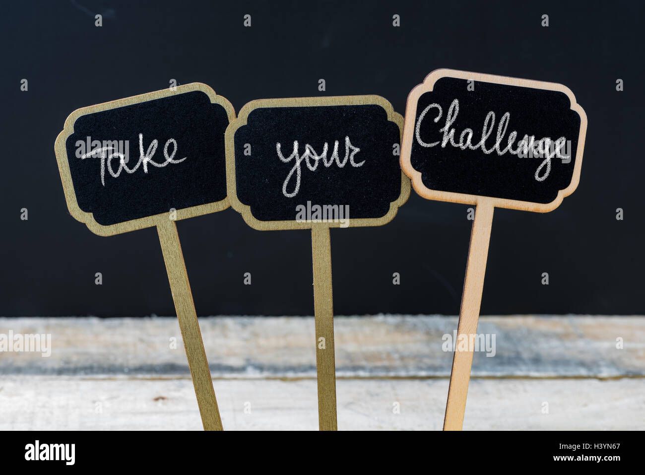 Message de motivation Prendre votre défi écrit avec la craie sur tableau noir en bois mini étiquettes Banque D'Images